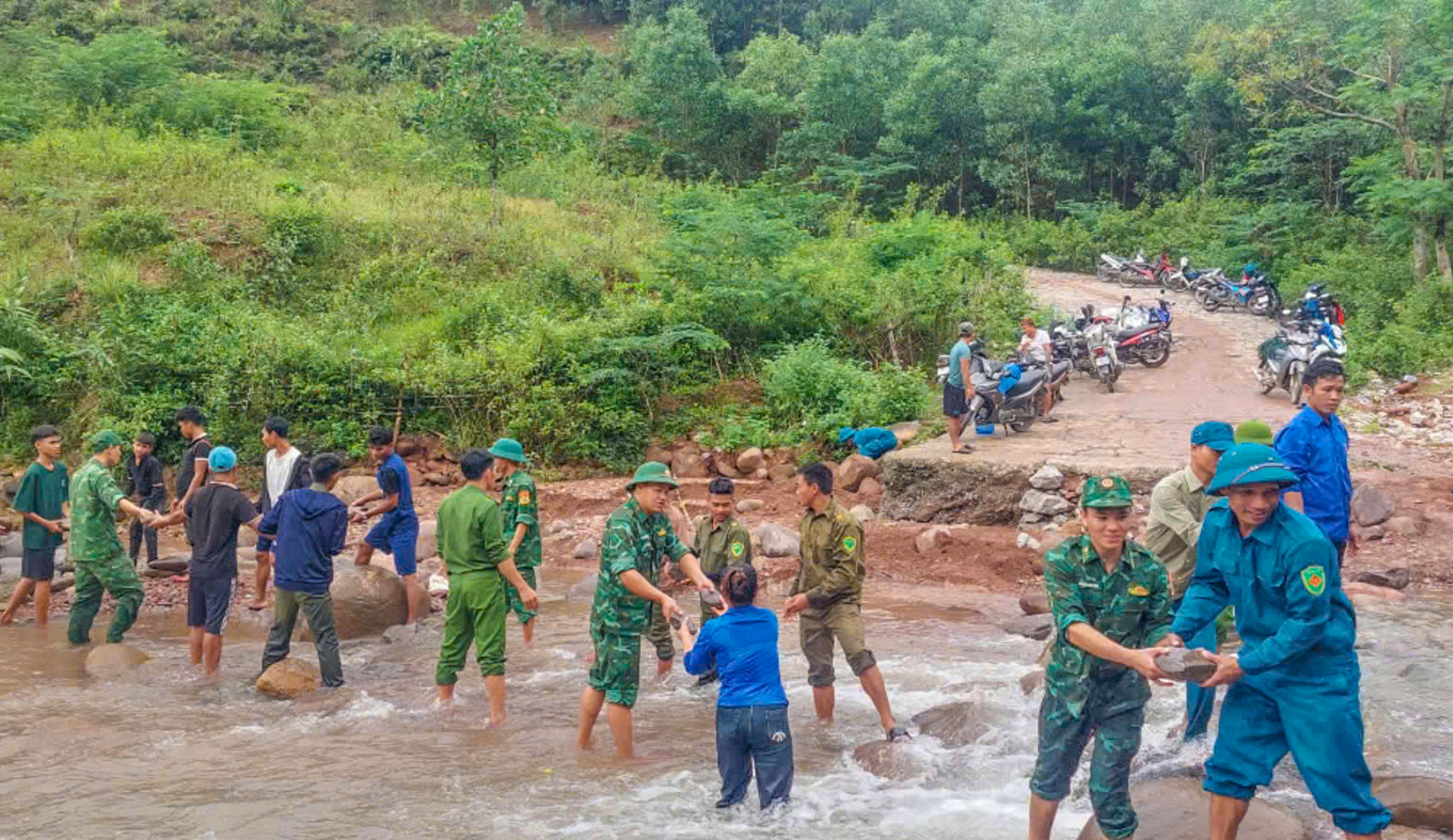 Người dân cùng biên phòng, công an 'vá' các điểm sạt lở tại ngầm tràn ở Quảng Bình