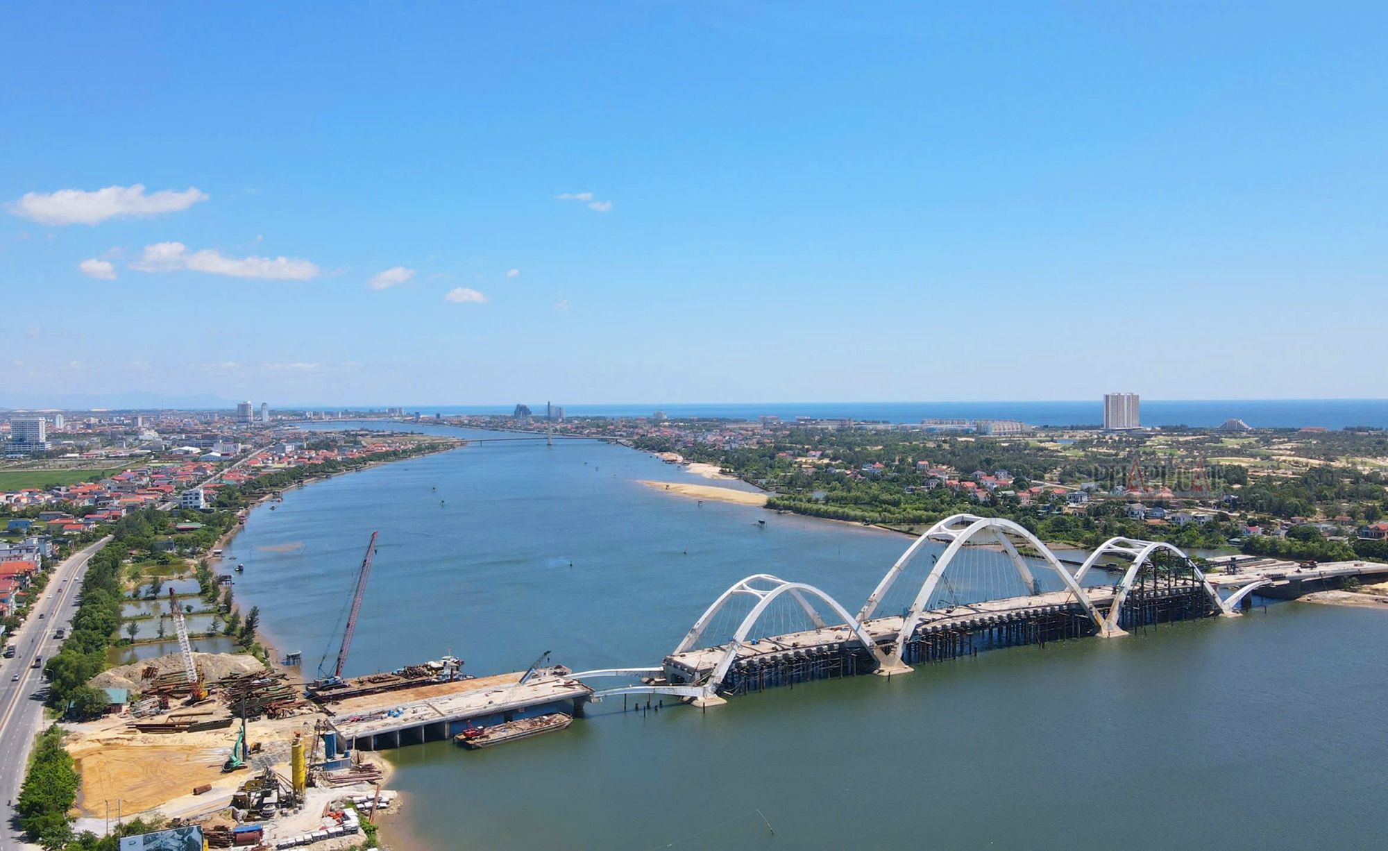 Cận cảnh cây cầu vòm 1.300 tỉ bắc qua sông Nhật Lệ ở Quảng Trị