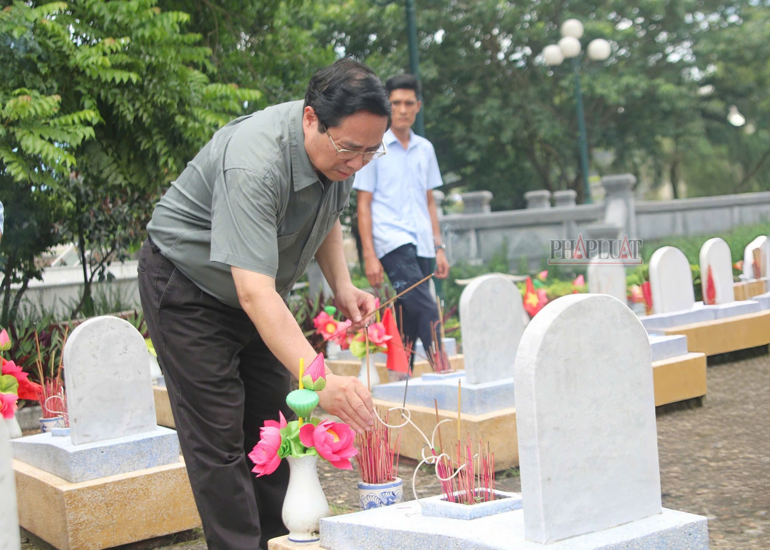 Thủ tướng Phạm Minh Chính dâng hương tưởng niệm các Anh hùng liệt sĩ ở Quảng Trị
