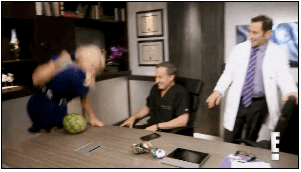 Người phụ nữ dùng ngực 'khủng' đập... lon bia, dưa hấu