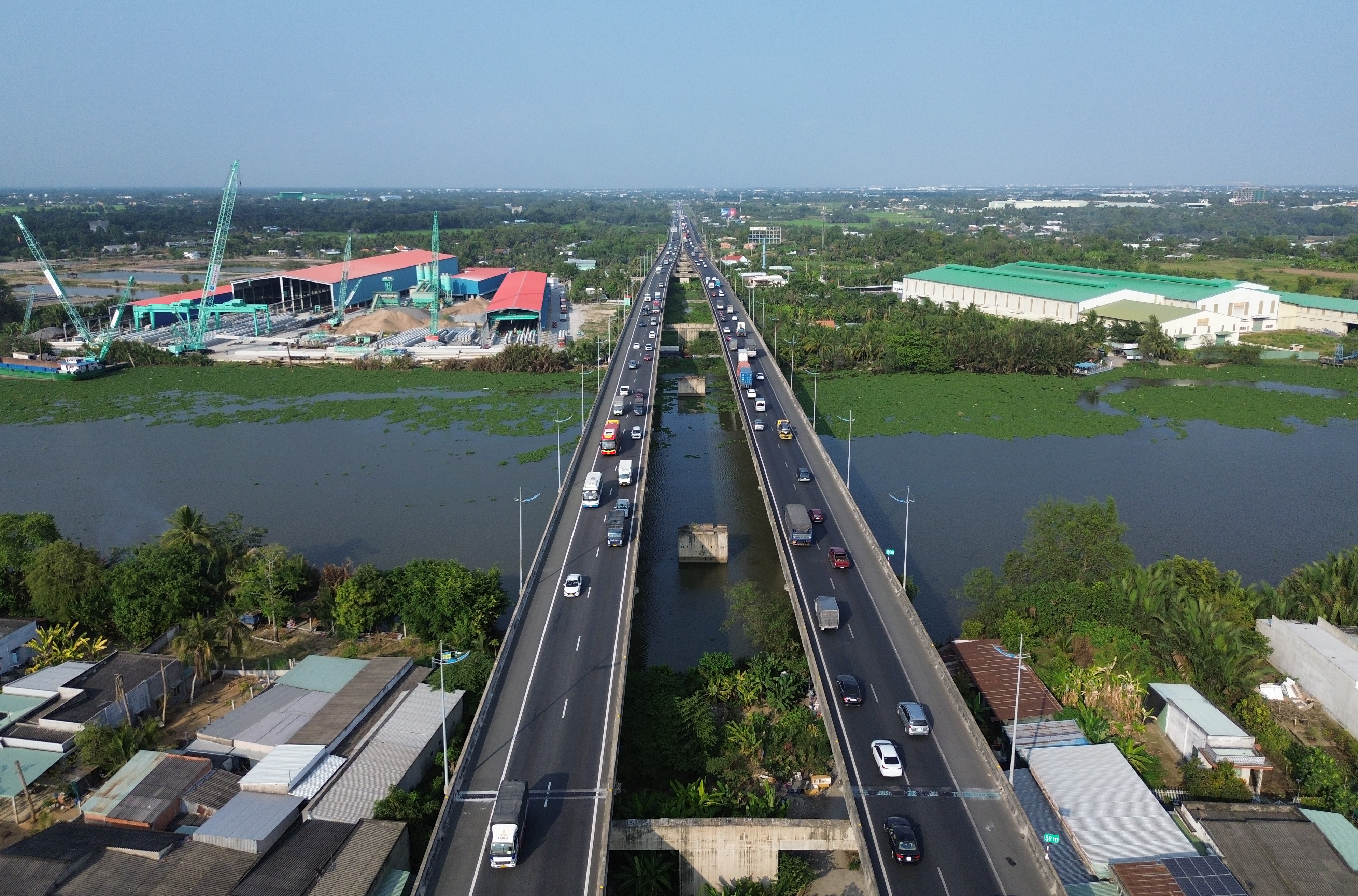 Đường miền Tây thông thoáng, người dân vội vã về quê đón Tết