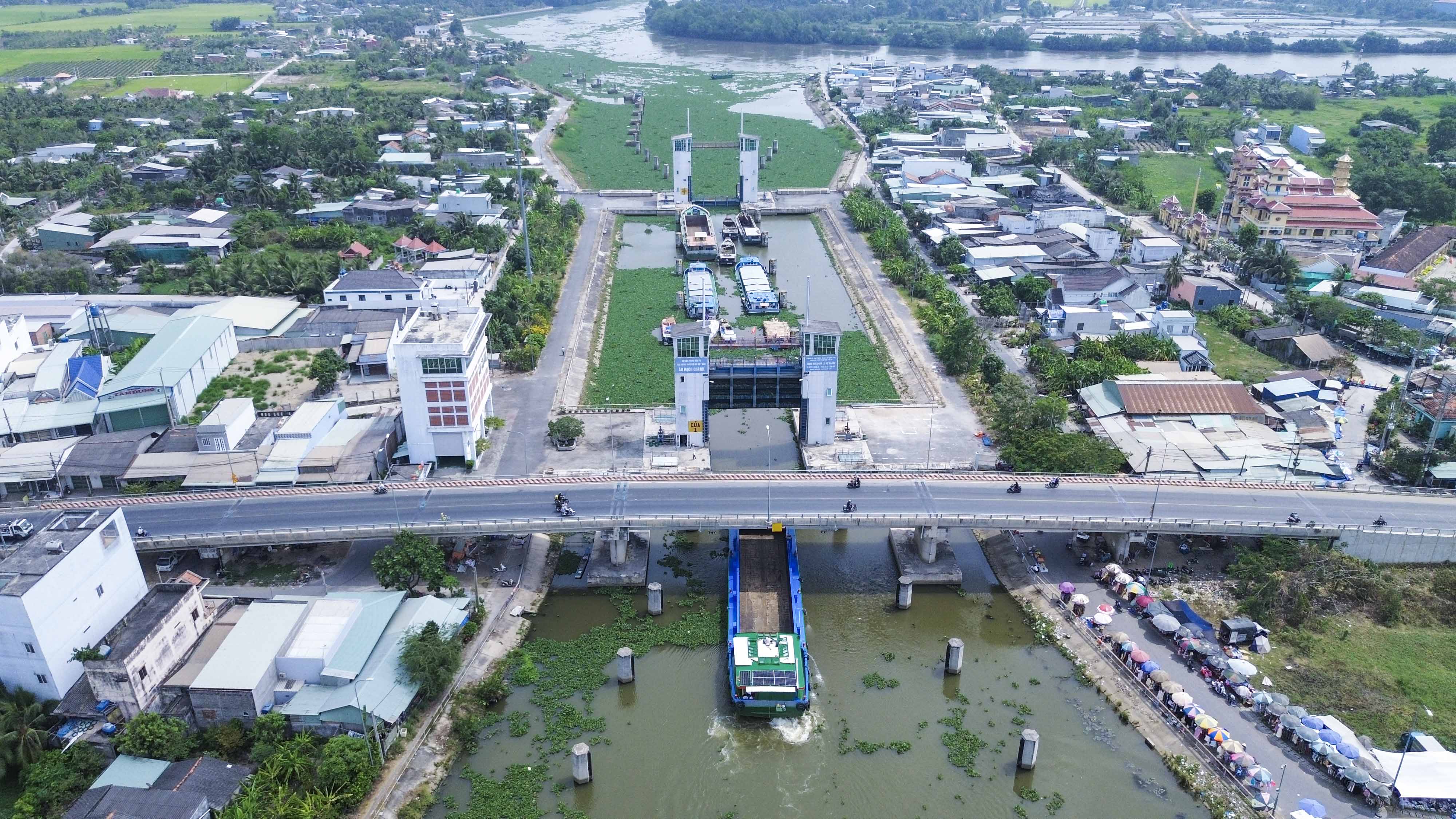 Ngắm Âu tàu lớn bậc nhất Đông Nam Á vận hành trong mùa hạn mặn