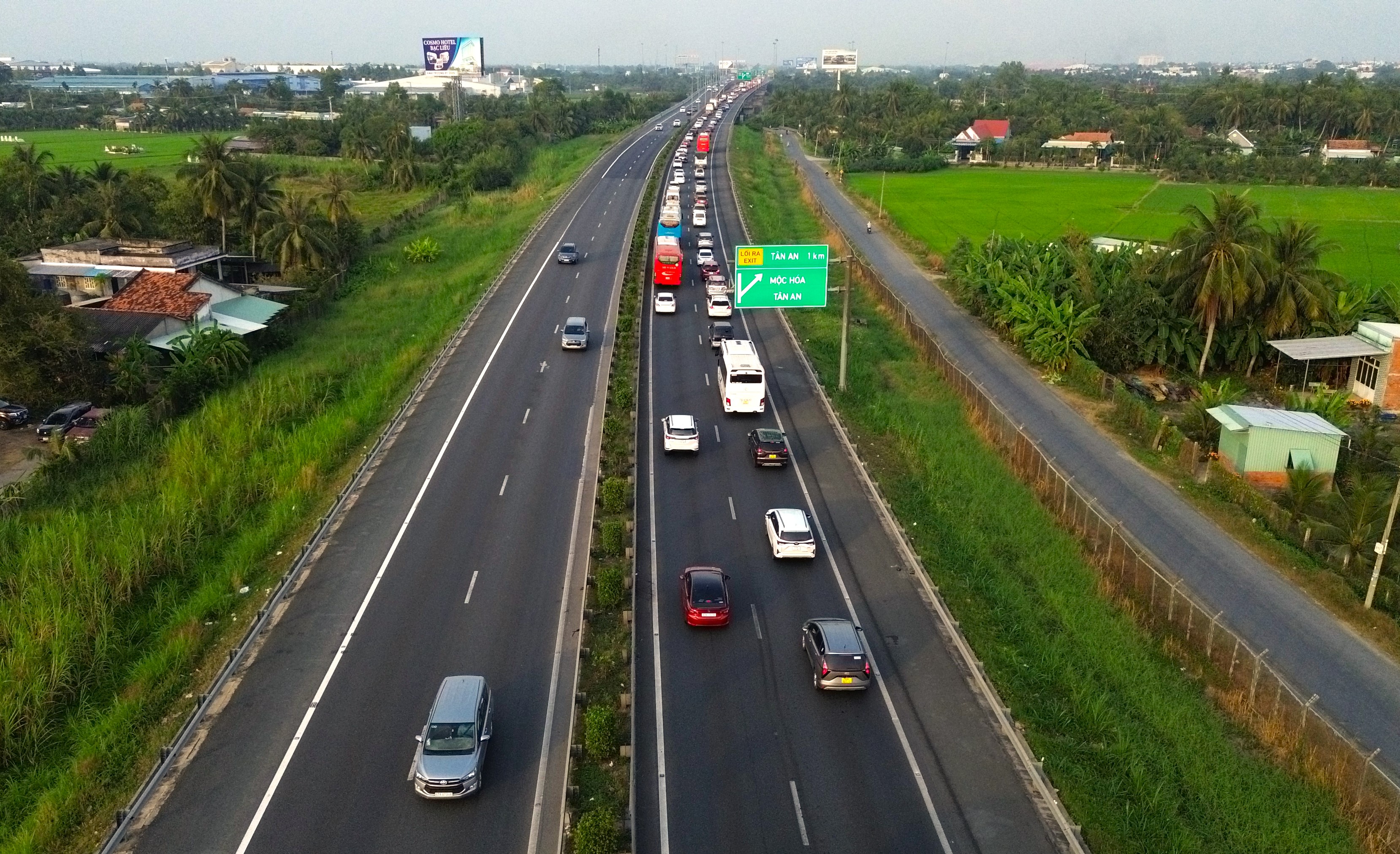 Giao thông ùn ứ khi người dân miền Tây trở lại TP.HCM sau kỳ nghỉ Tết