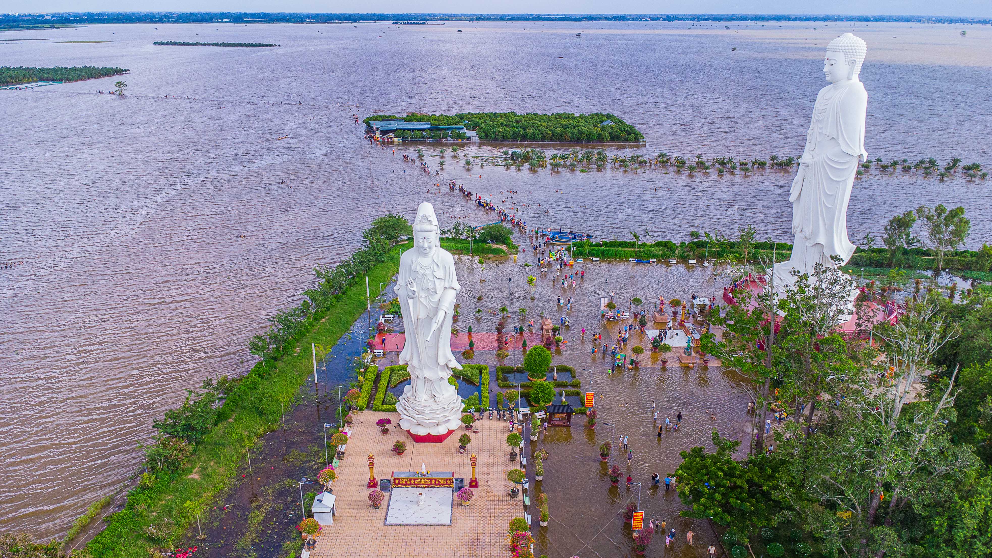 Độc đáo ngôi chùa Núi Nổi giữa nước lũ miền Tây