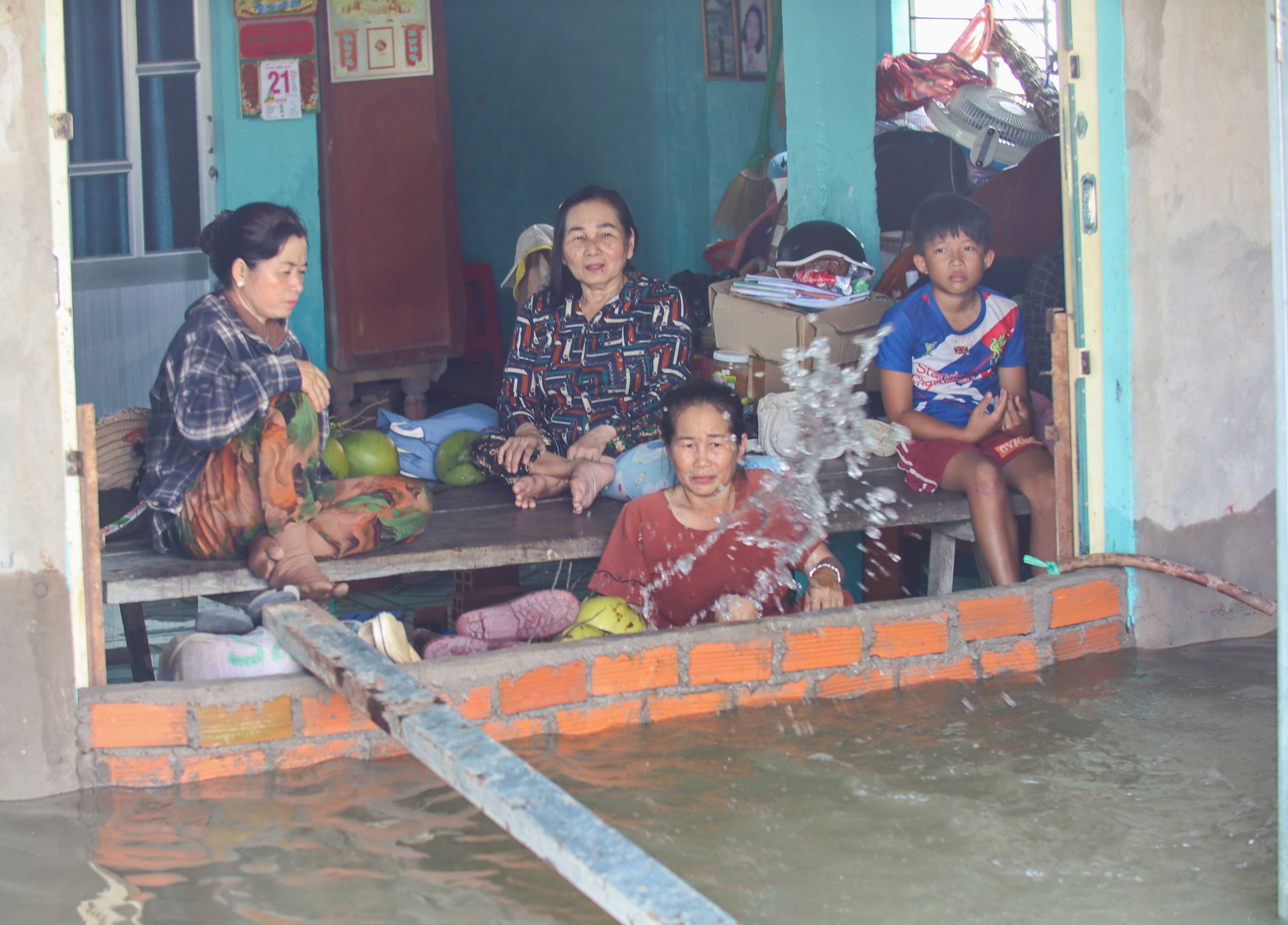 Người dân Đồng Tháp Mười trắng đêm tát nước ngăn lũ vào nhà