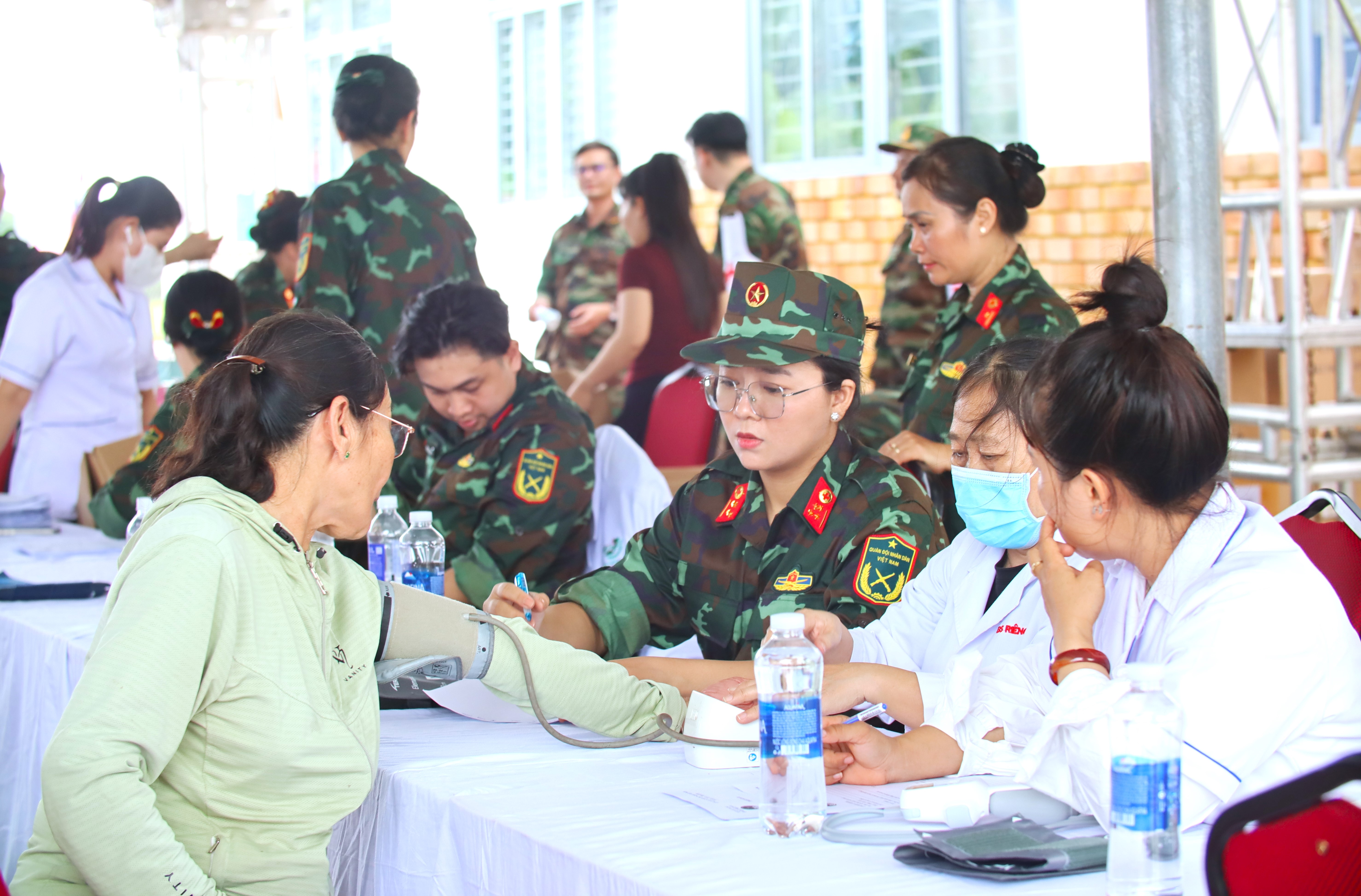 Quân y Việt Nam - Campuchia khám, cấp thuốc miễn phí người dân vùng biên Tây Ninh.