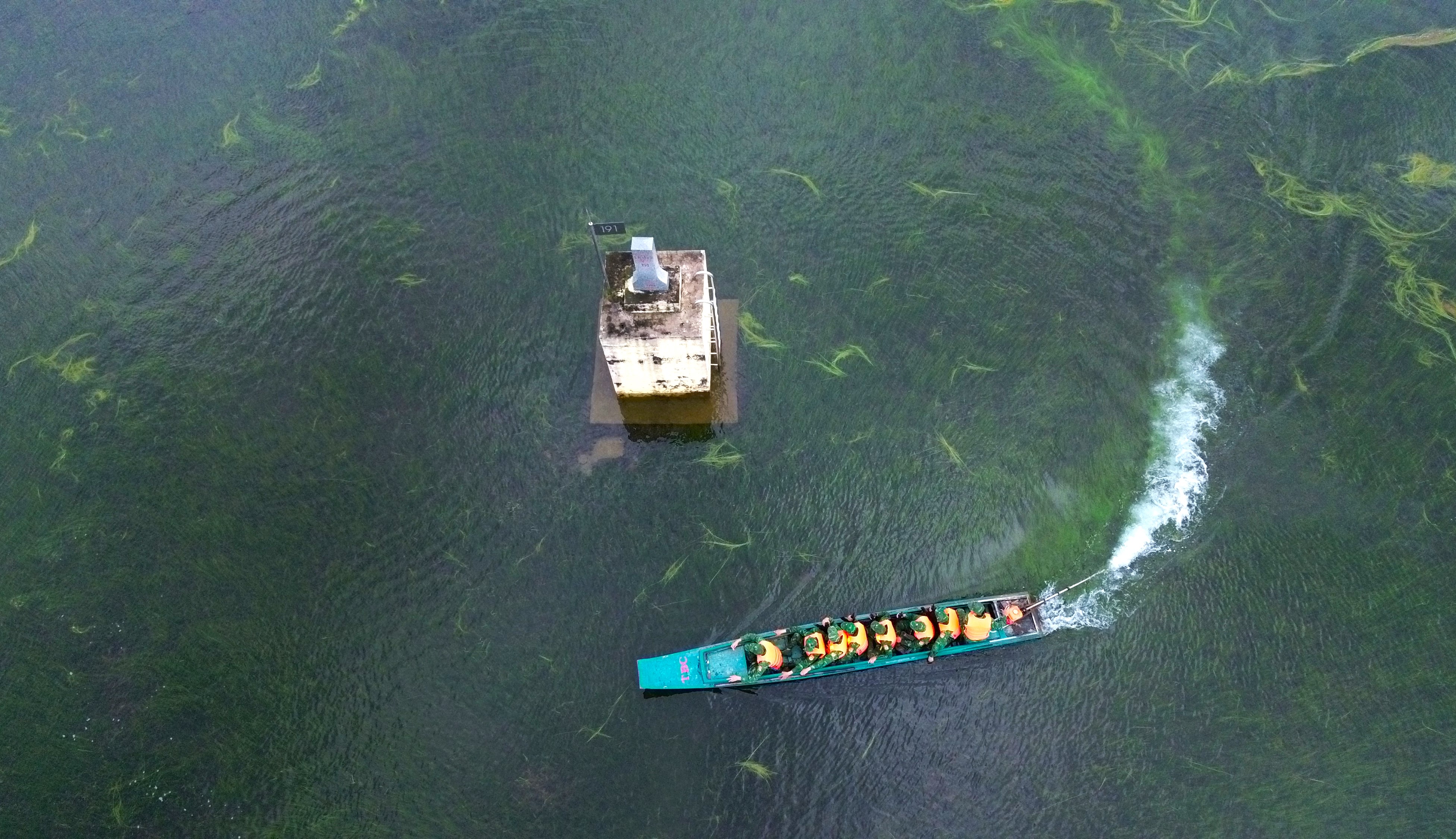 Hình ảnh người lính Biên phòng Tây Ninh tuần tra giữa mùa nước nổi