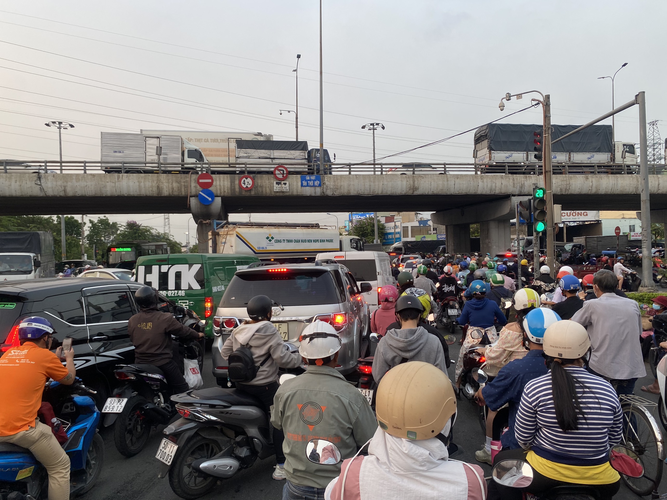 Ngày đầu nghỉ Tết Nguyên đán: Giao thông ở TP.HCM ùn ứ 