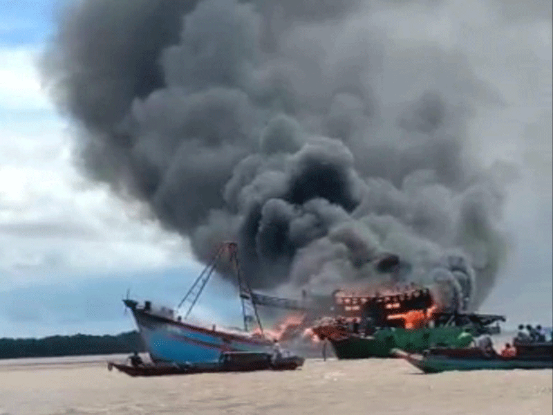 Bến Tre: Cắt dây neo tàu đang cháy để tránh lửa lan ra bến