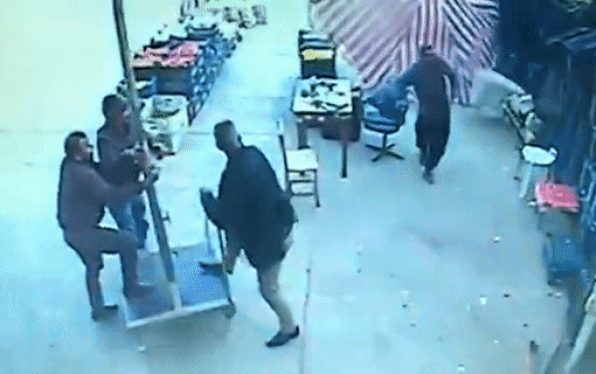 Hy hữu gió mạnh cuốn người đàn ông cầm dù lên trời