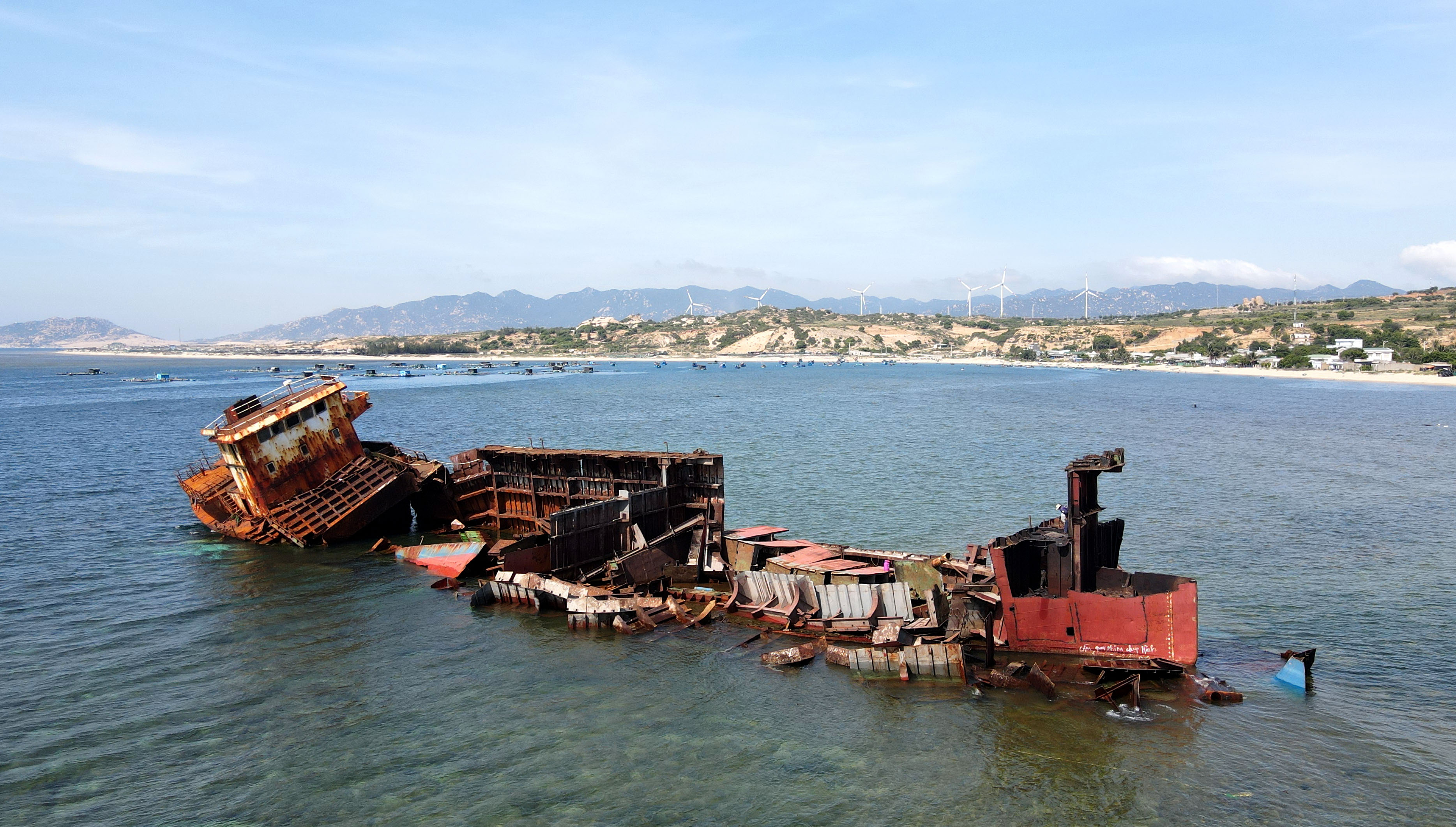 Cận cảnh trục vớt con tàu mắc cạn nổi tiếng ở Khánh Hòa