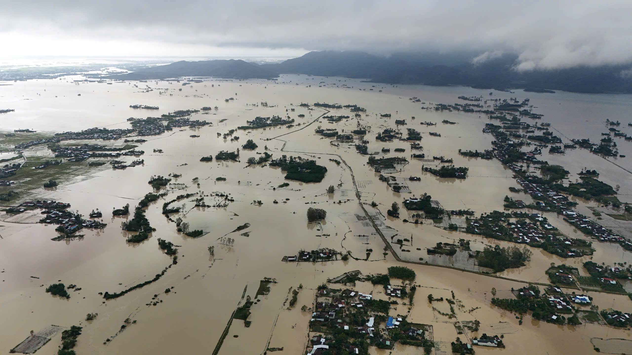 Nóng lòng về với rốn lũ Hòa Thịnh giữa dòng xe kẹt cứng hơn 30 km