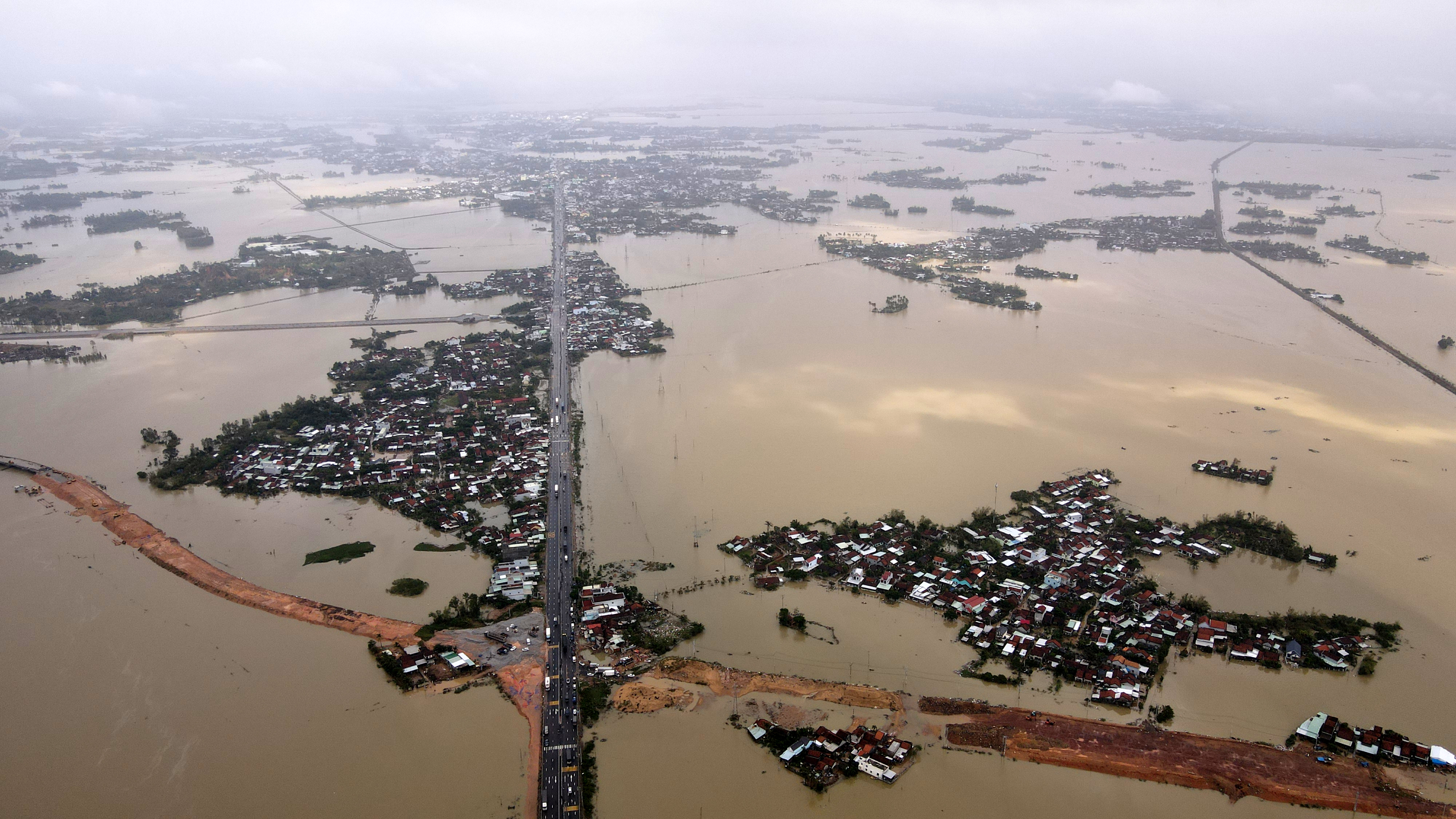 Những giây phút kinh hoàng của người dân xã Hòa Xuân, Đắk Lắk trước lũ dữ