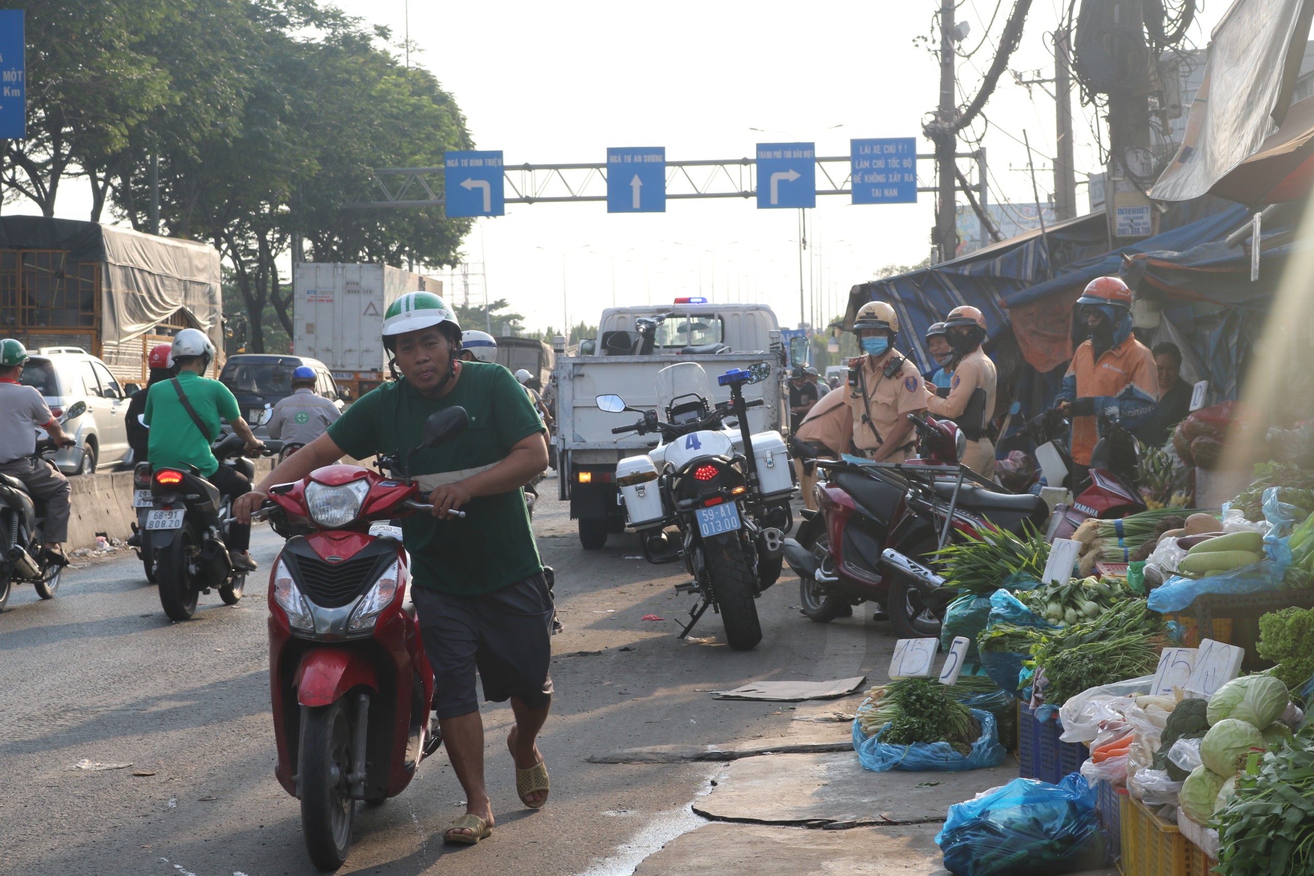 Chạy xe ngược chiều, xuống xe dắt bộ khi CSGT kiểm tra