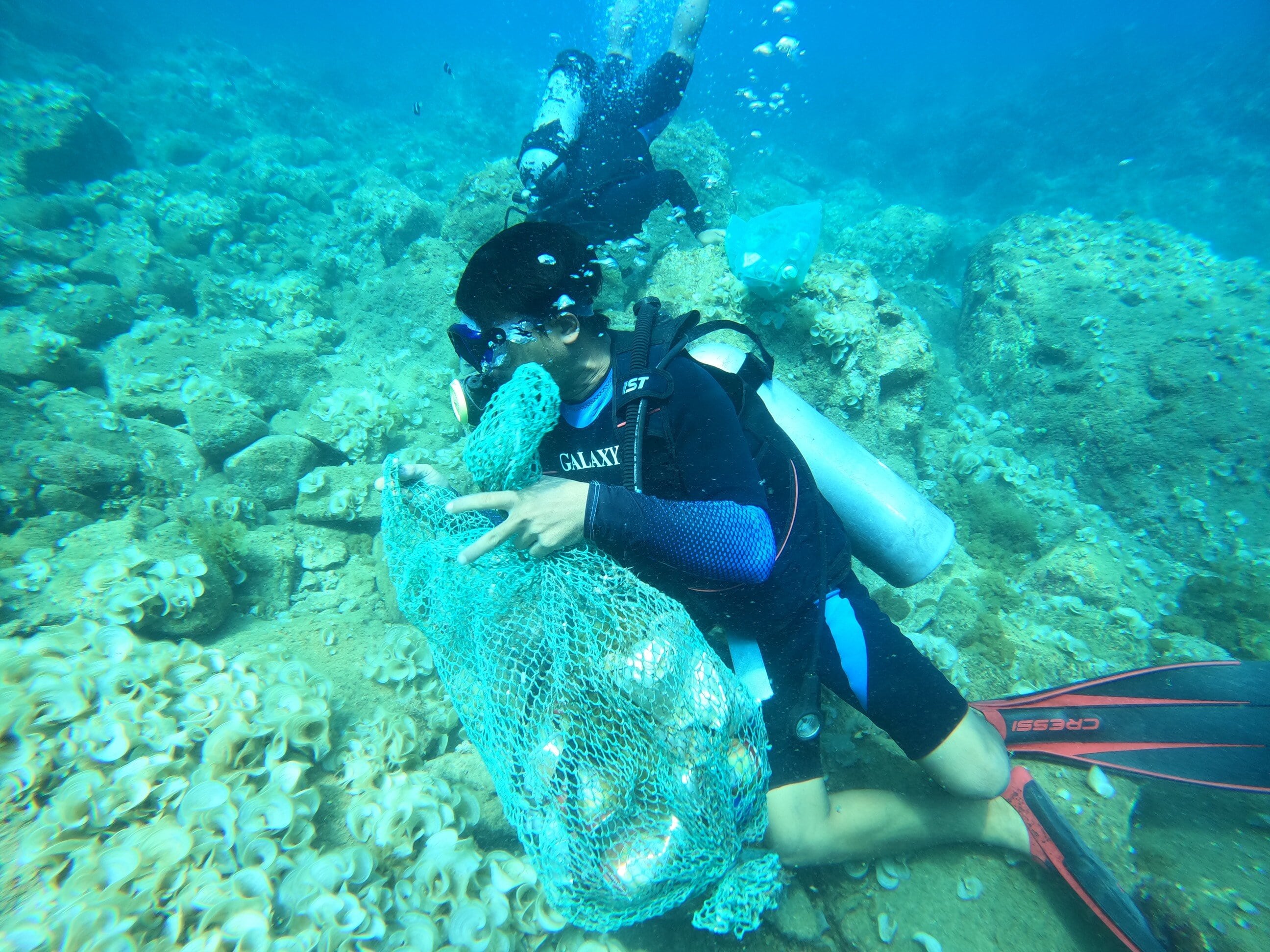 Theo chân những người tự nguyện làm ‘lao công’ dưới đáy biển