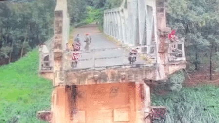 Clip: Nam thanh niên đi xe máy đến Cầu Gãy ở Bình Dương rồi nhảy xuống sông Bé