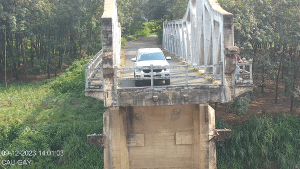 Clip: Người đàn ông đi ô tô đến Cầu Gãy ở Bình Dương rồi gieo mình xuống sông