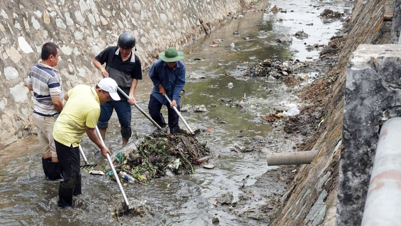 Bình Dương: Hàng ngàn người cùng phát quà, khám bệnh, gom rác