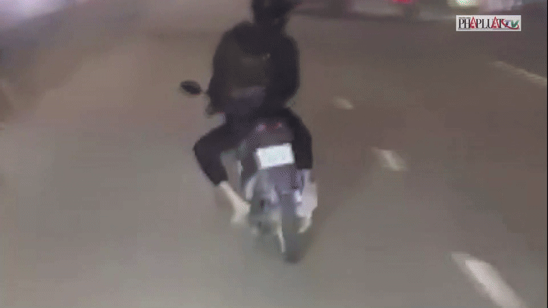 Lái xe máy liên tục lạng lách, đánh võng trước đầu ô tô
