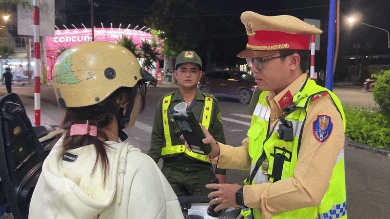 Cô gái trẻ quay xe để bỏ trốn rồi bật khóc khi gặp CSGT