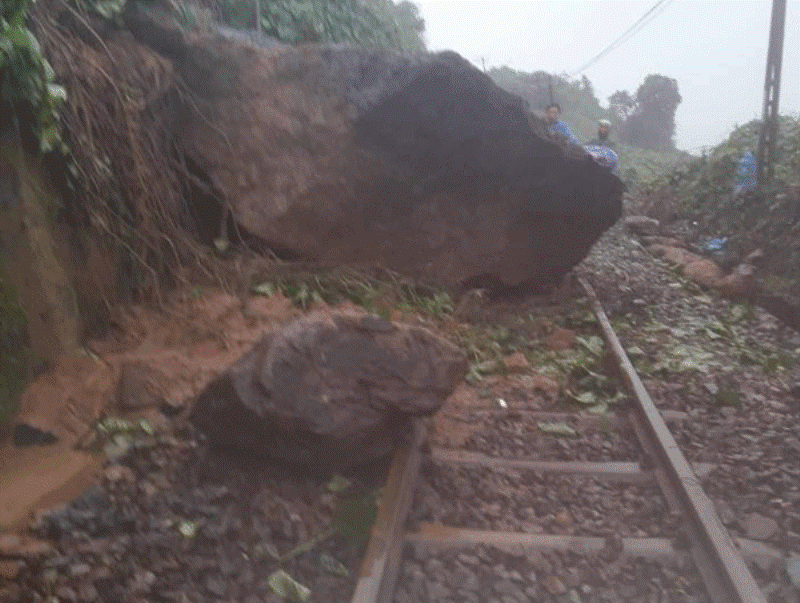 Đường sắt Bắc-Nam lại tê liệt vì sạt lở