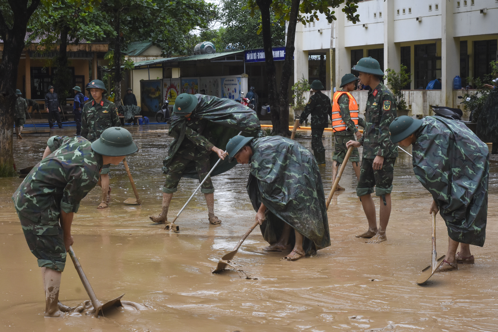 Bộ đội, giáo viên tất bật vệ sinh trường lớp sau mưa lũ