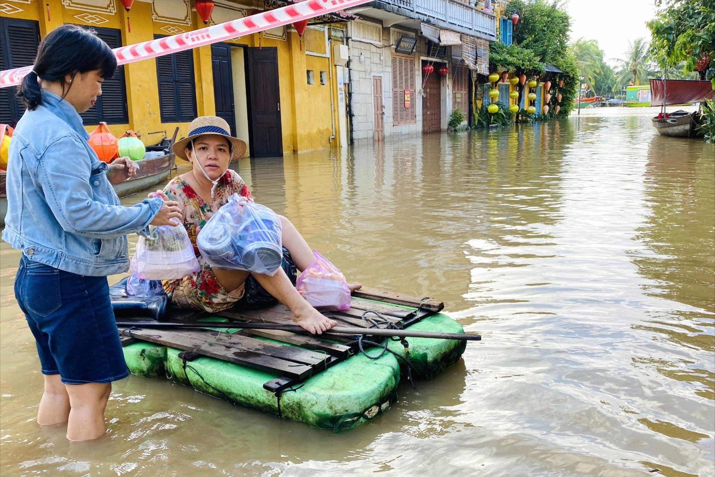 Nước lũ bủa vây phố cổ Hội An, người dân chèo bè đi mua đồ ăn sáng.