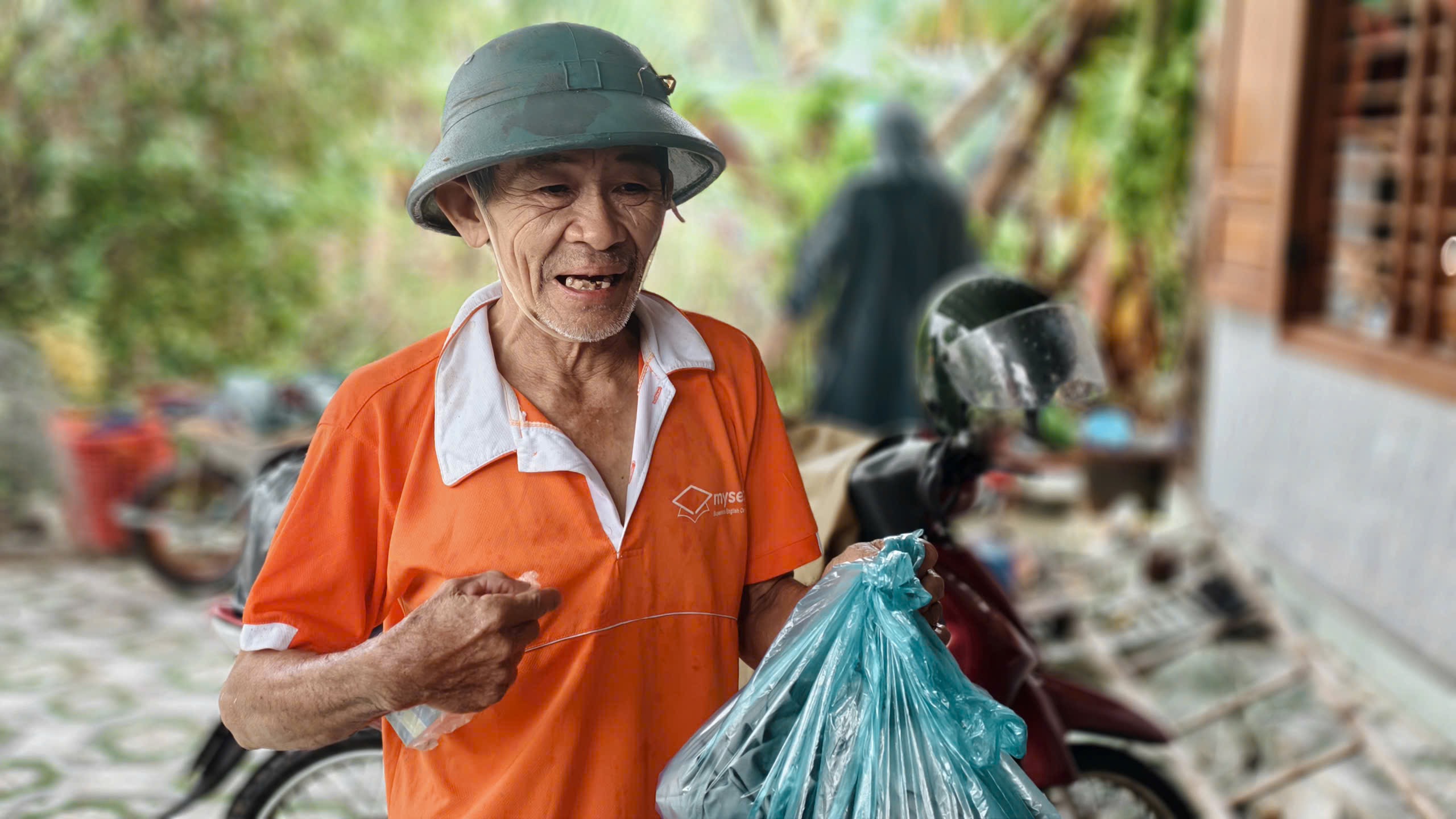 12 người chia nhau 2 gói mì tôm, ăn cơm thiu cầm cự trong lũ