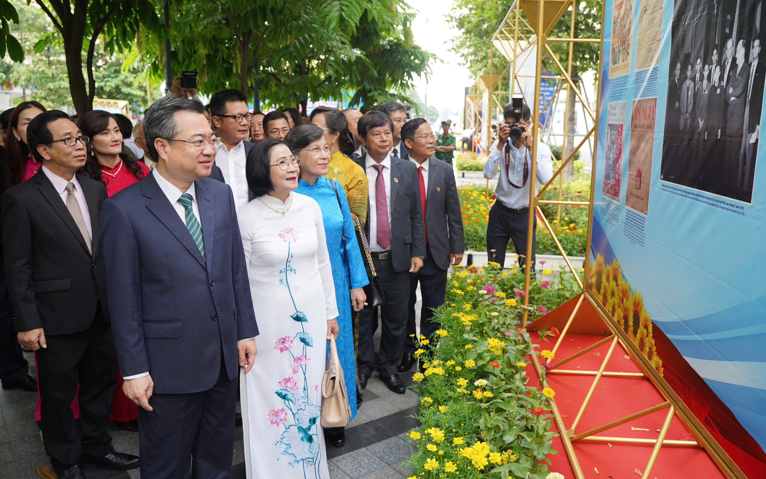 Ông Nguyễn Thanh Nghị dự triển lãm ảnh kỷ niệm 100 năm Báo chí Cách mạng