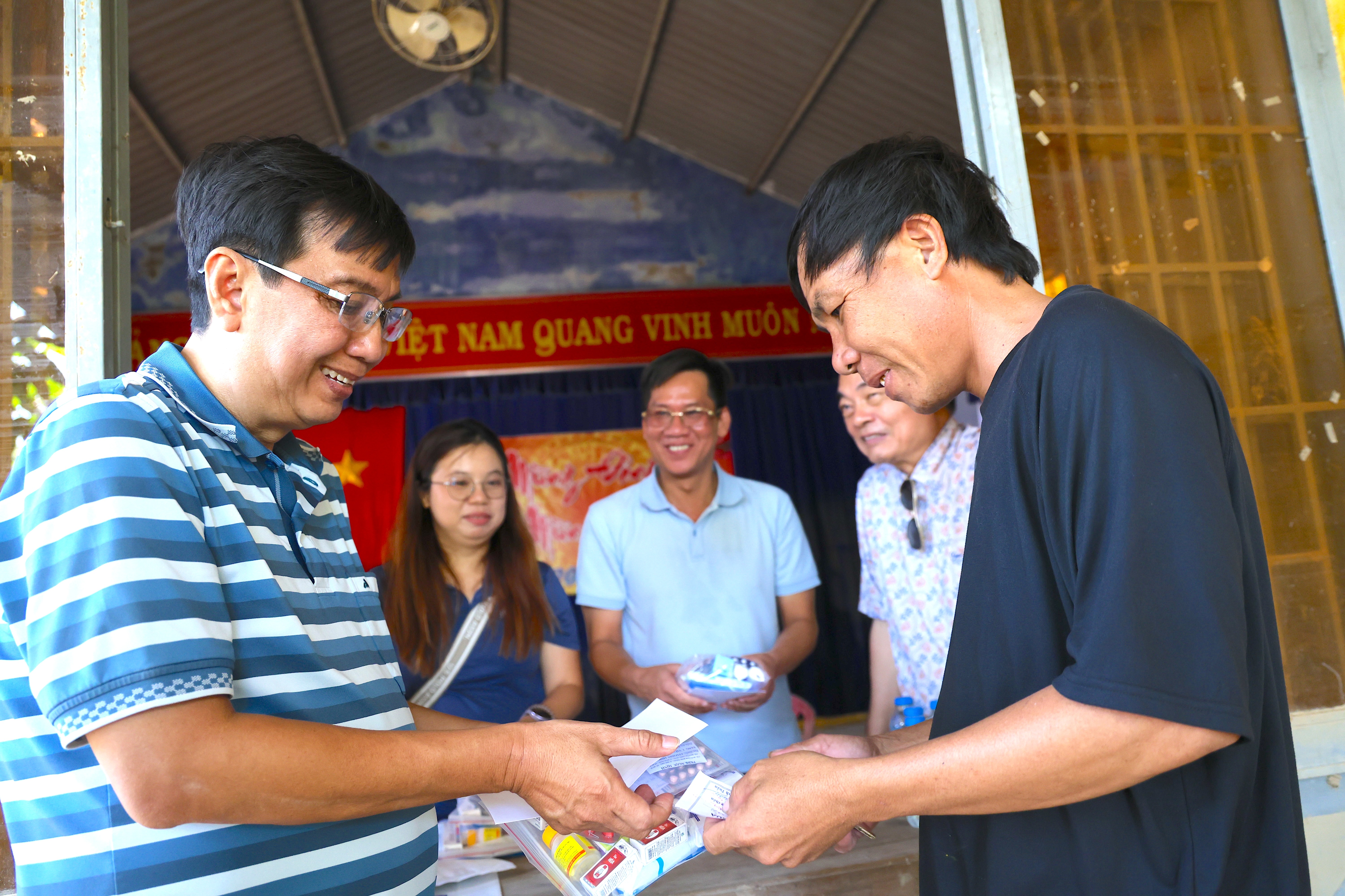 Báo Pháp Luật TP.HCM mang tấm lòng thơm thảo đến bà con vùng lũ Ninh Thuận cũ