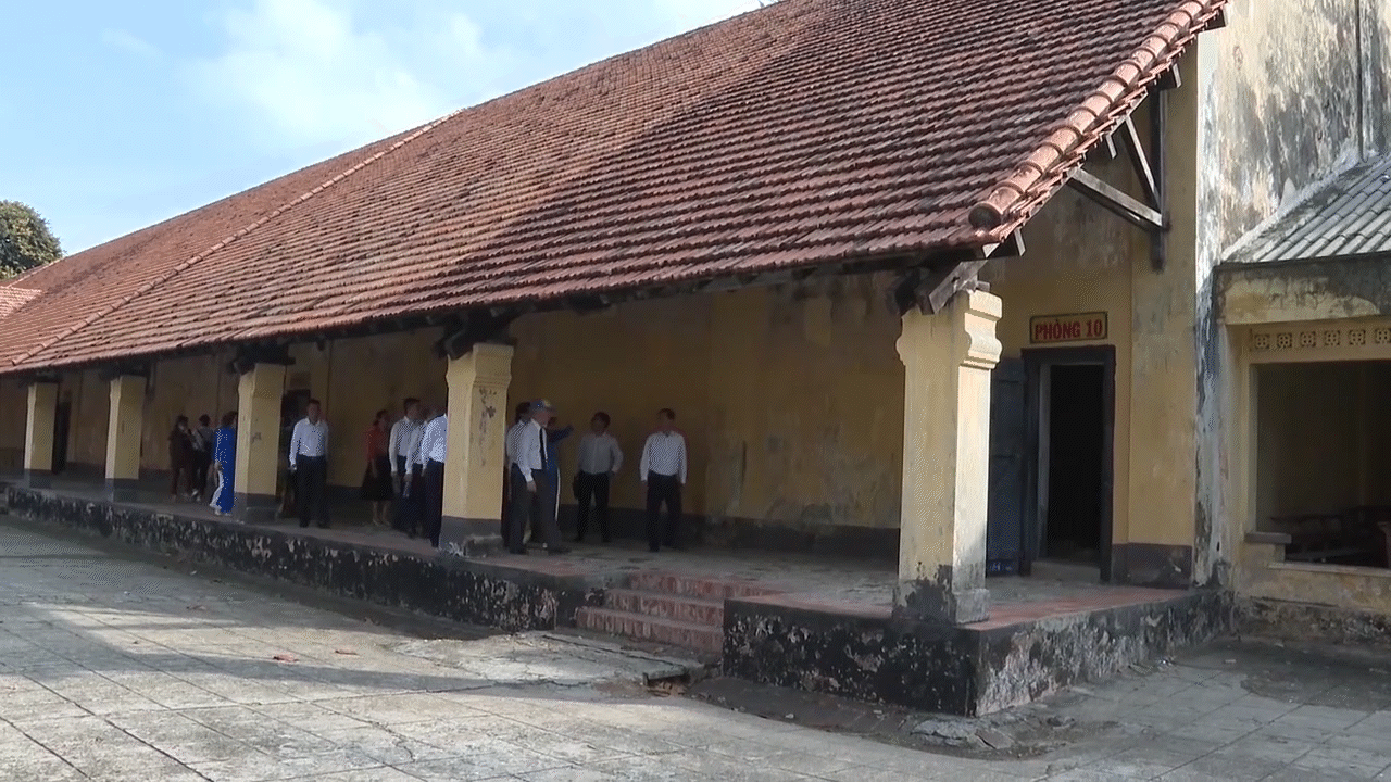 Di tích lịch sử đặc biệt quốc gia Côn Đảo thu hút đông người dân, du khách tham quan