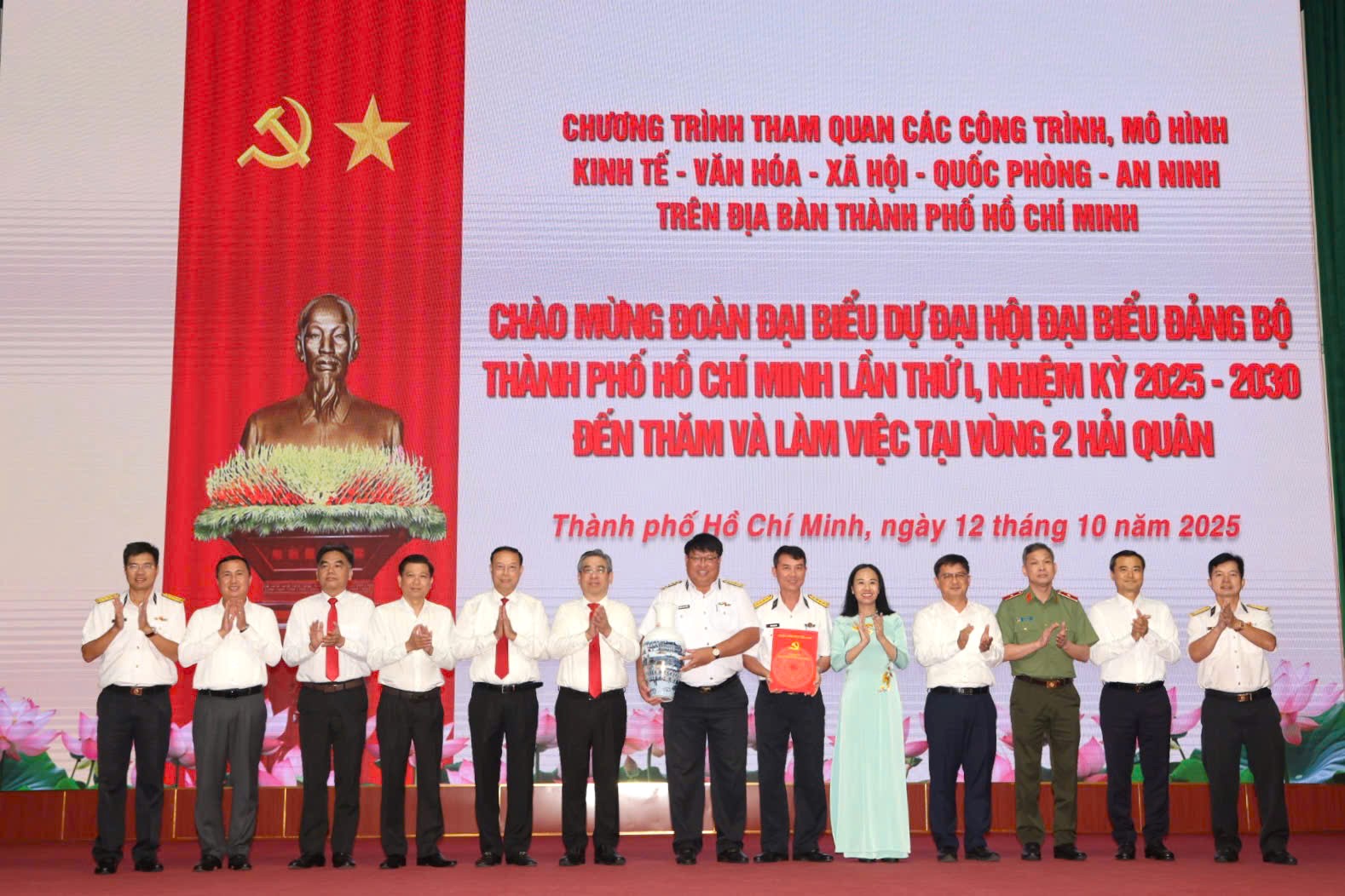 Đoàn đại biểu dự Đại hội Đảng bộ TP.HCM tham quan Vùng 2 Hải quân, cảng biển, khu công nghiệp 