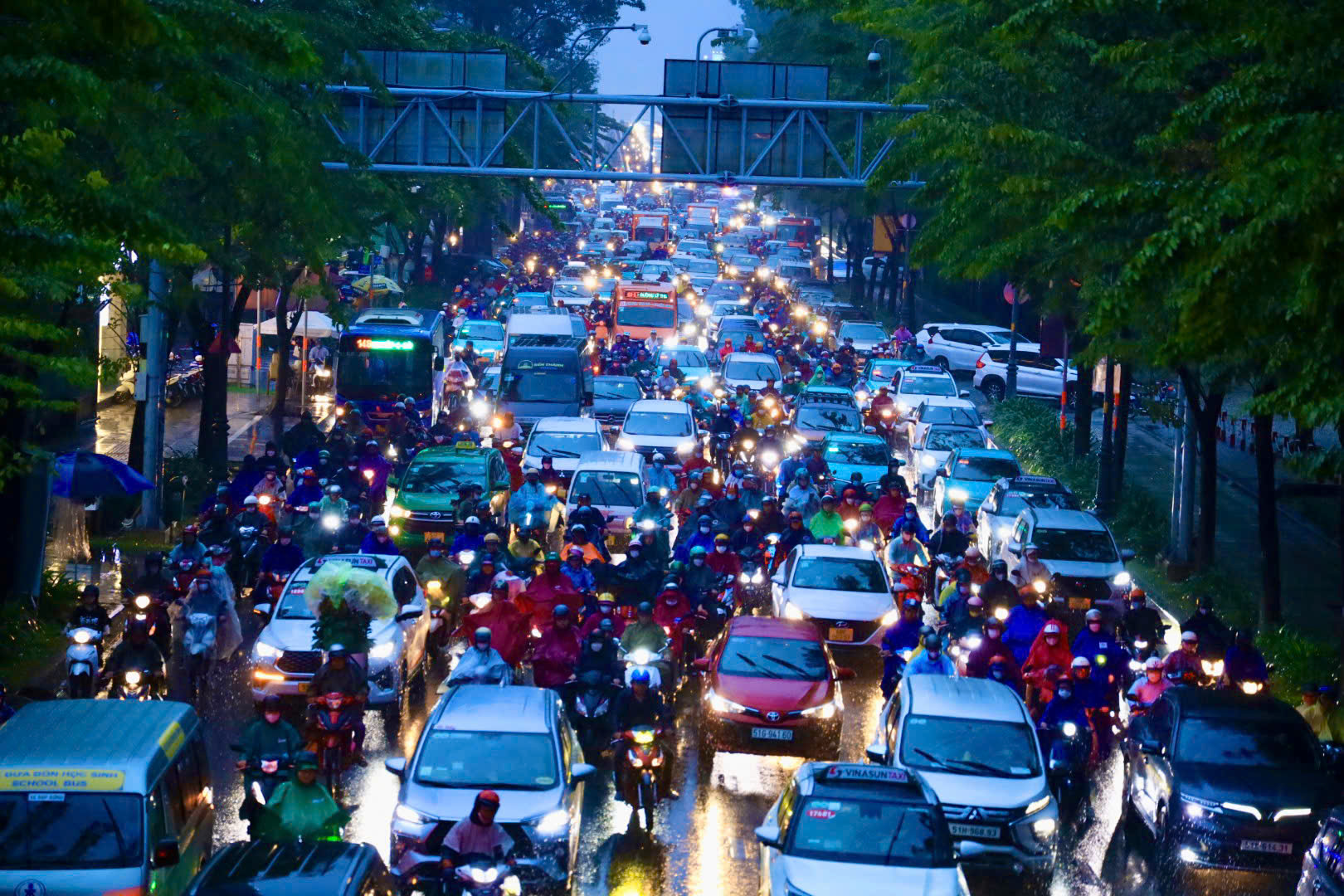 Mưa lớn, trung tâm TP.HCM và cửa ngõ sân bay ùn tắc kéo dài