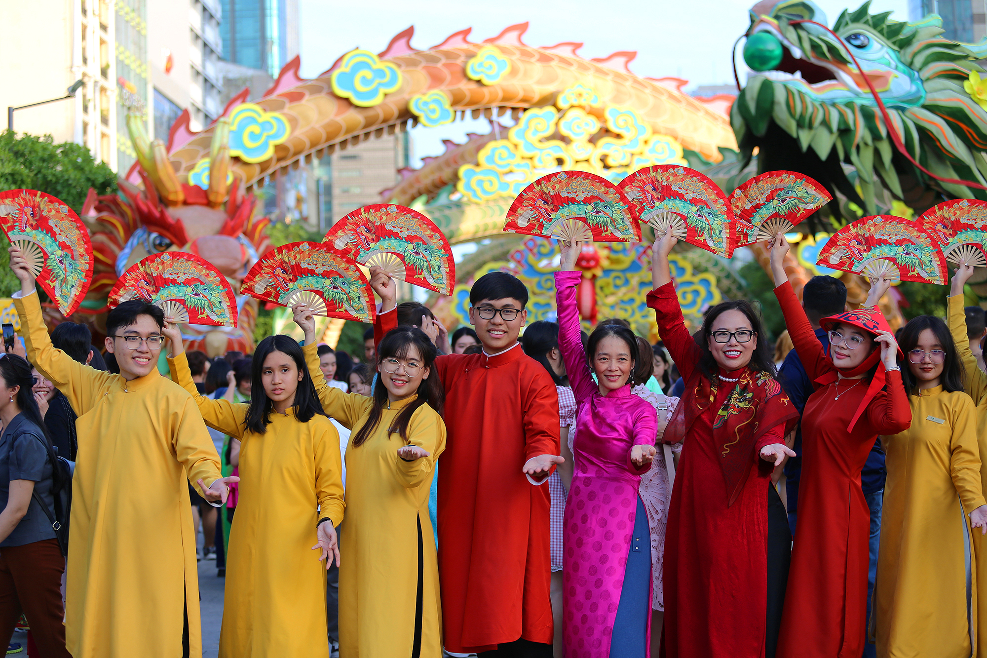 Hàng nghìn người đổ về đường hoa Nguyễn Huệ Tết Giáp Thìn 2024 ngày cuối mở cửa