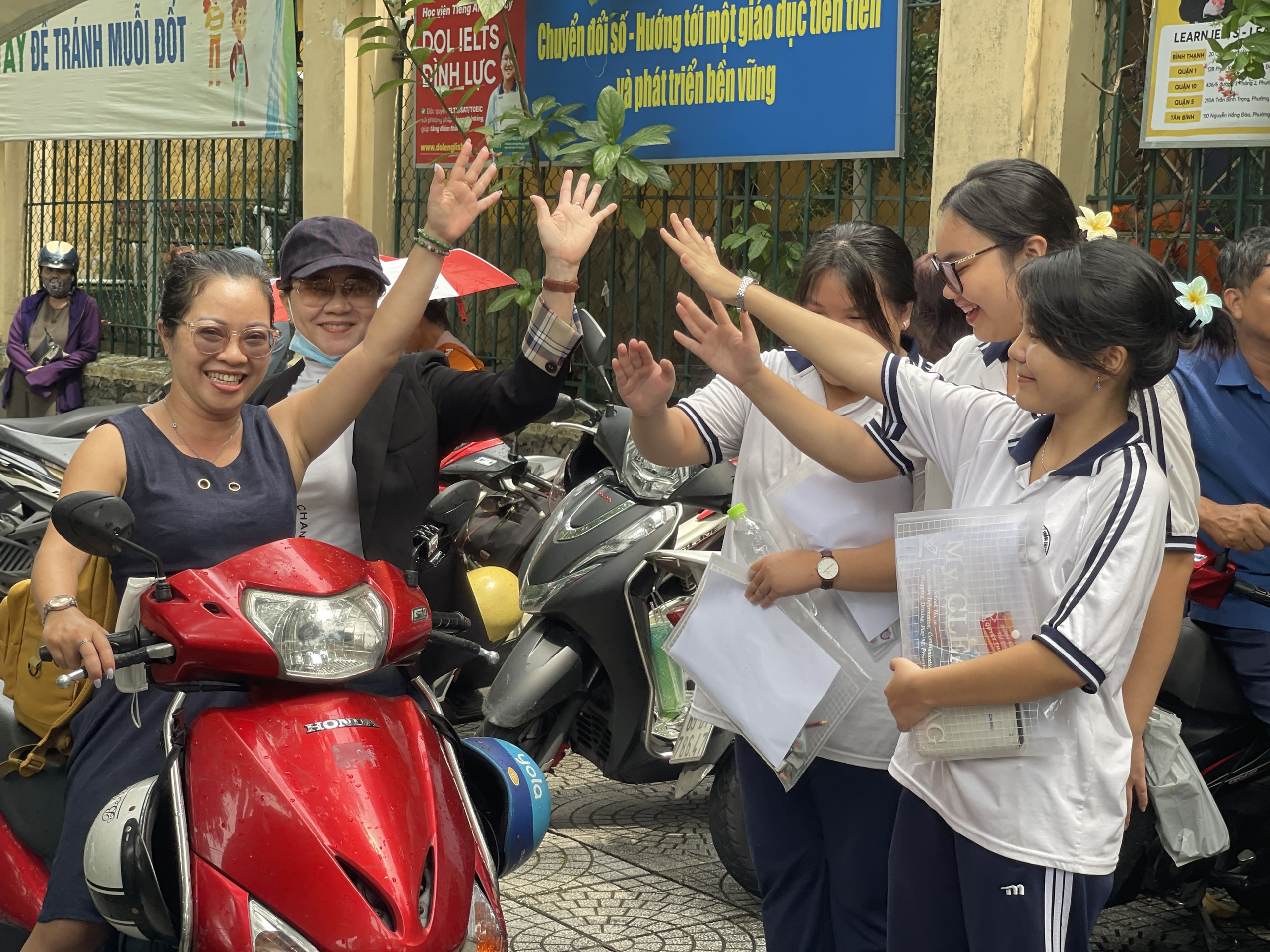 Chùm ảnh: Cha mẹ đội nắng, dầm mưa cùng con 'vượt vũ môn'