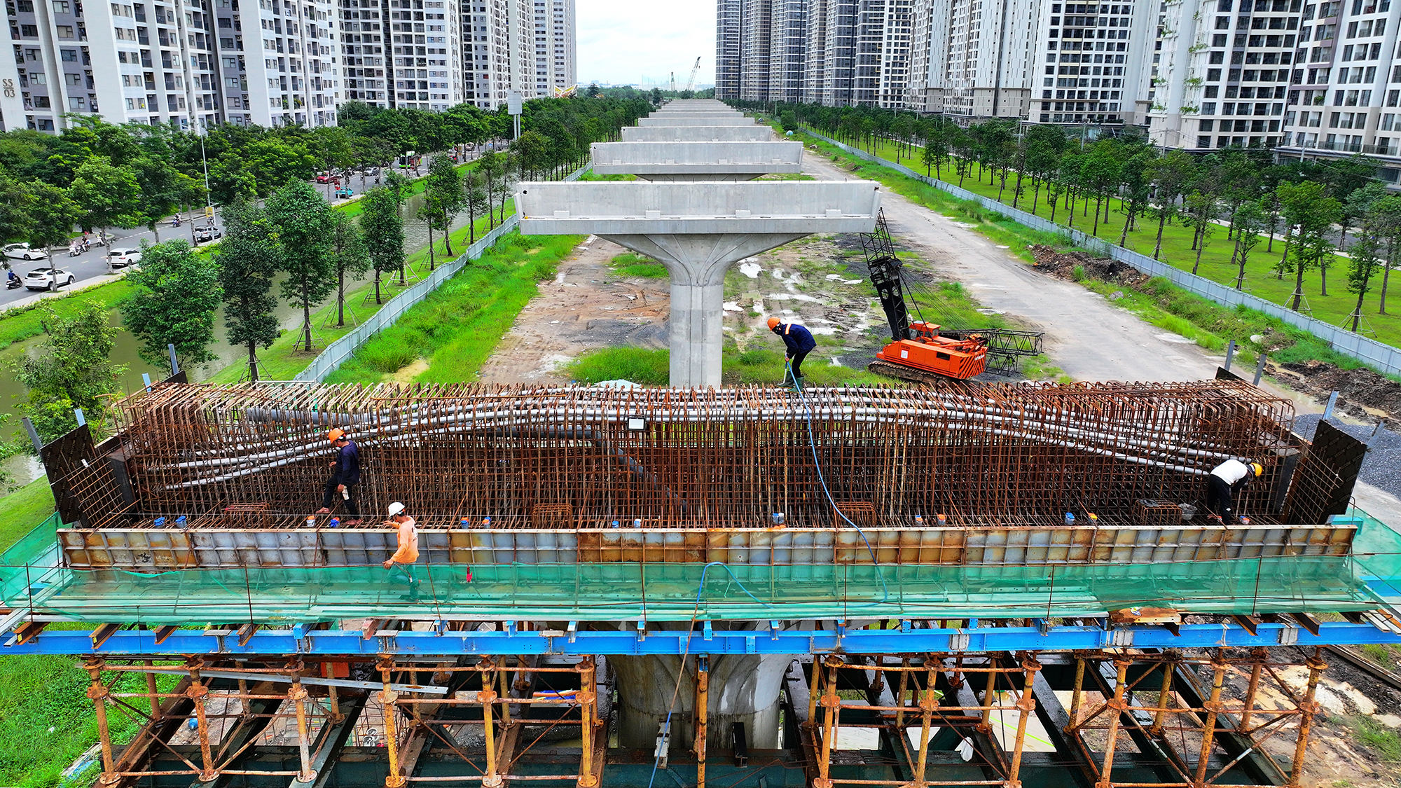 Ngắm những trụ cầu vành đai 3 băng qua loạt cao ốc ở TP Thủ Đức