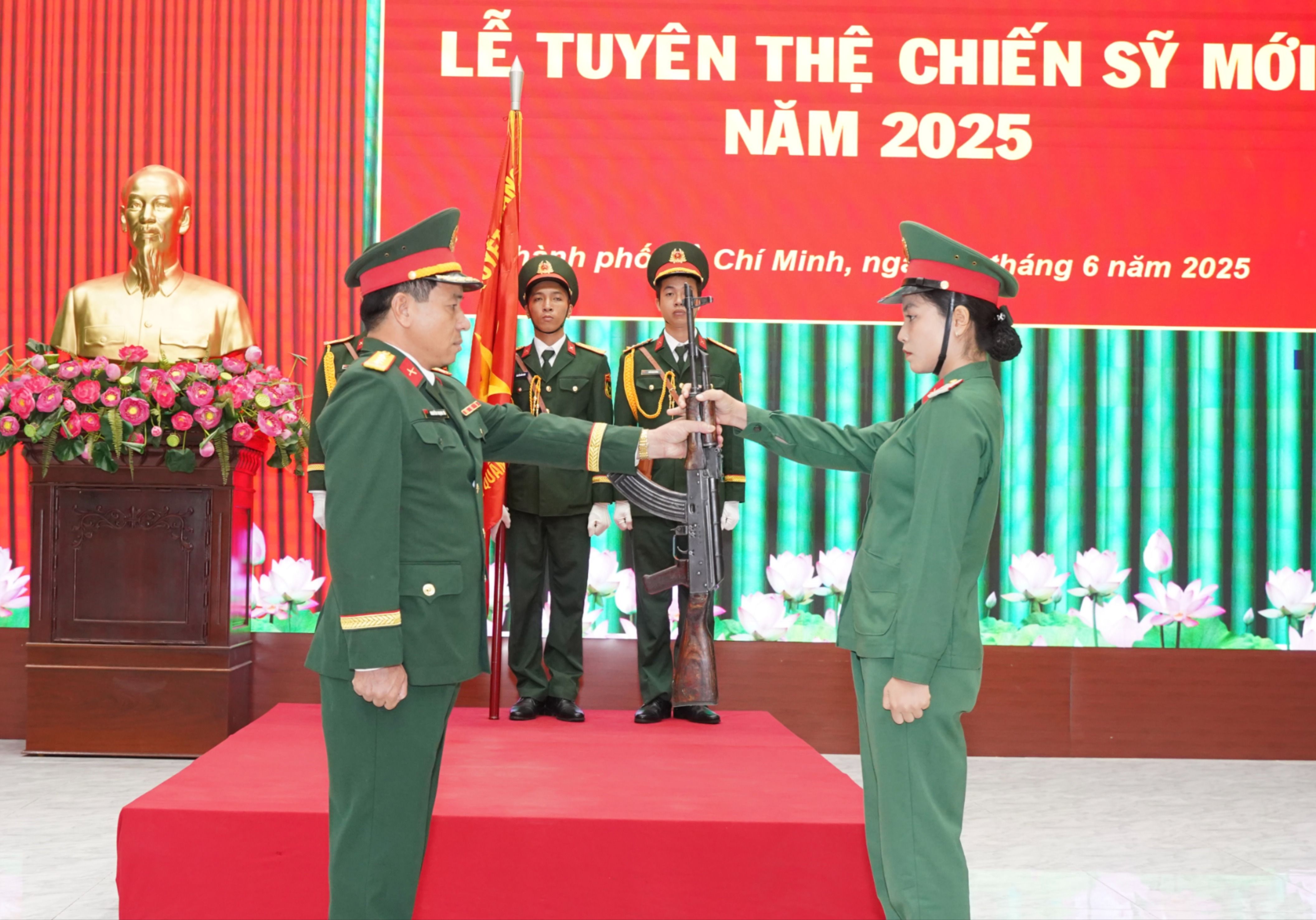 Trang trọng lễ tuyên thệ dưới Quân kỳ của 138 nữ chiến sĩ mới ở TP.HCM