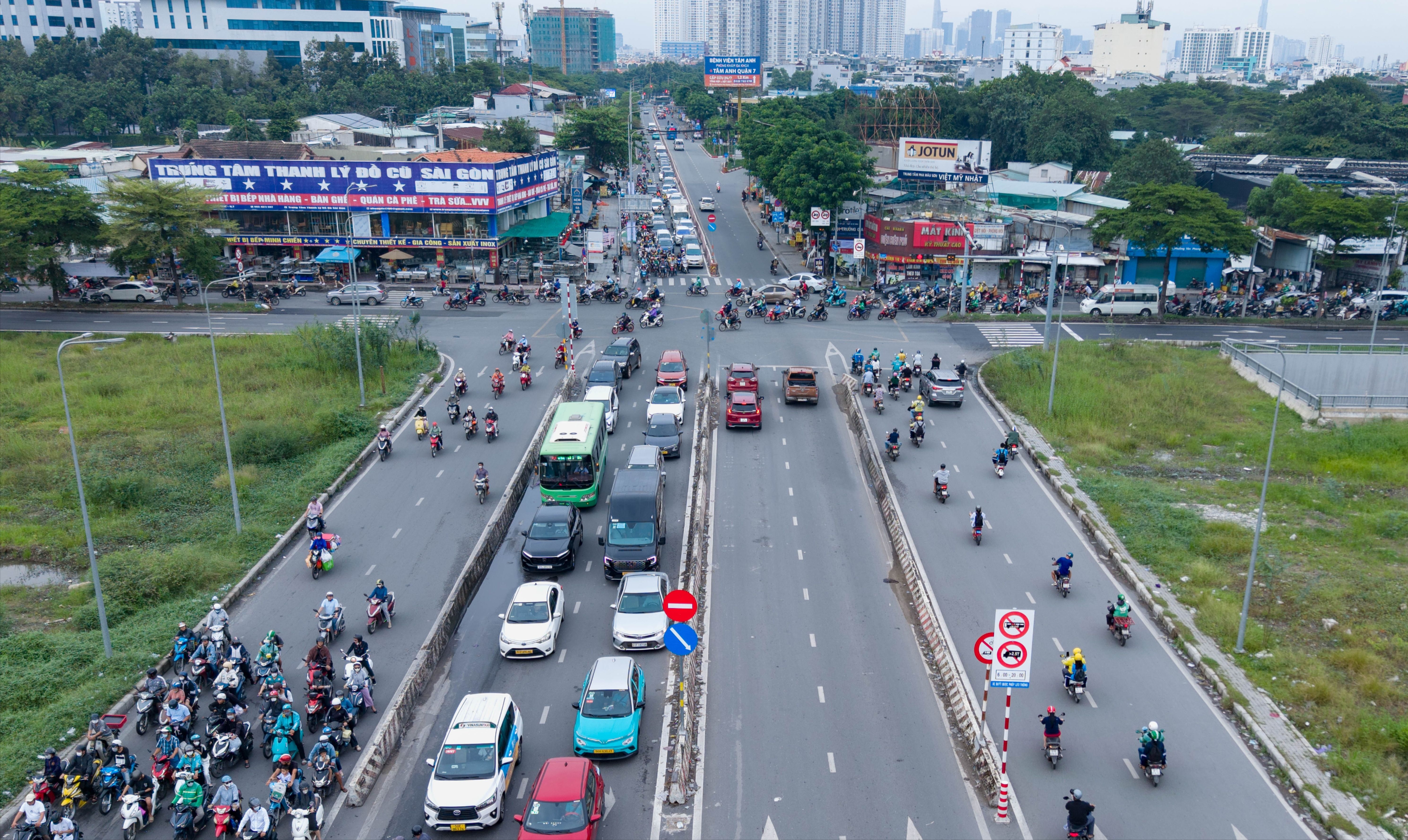 Chùm ảnh: Hiện trạng nút giao ở cửa ngõ phía Nam TP.HCM sắp xây cầu vượt 