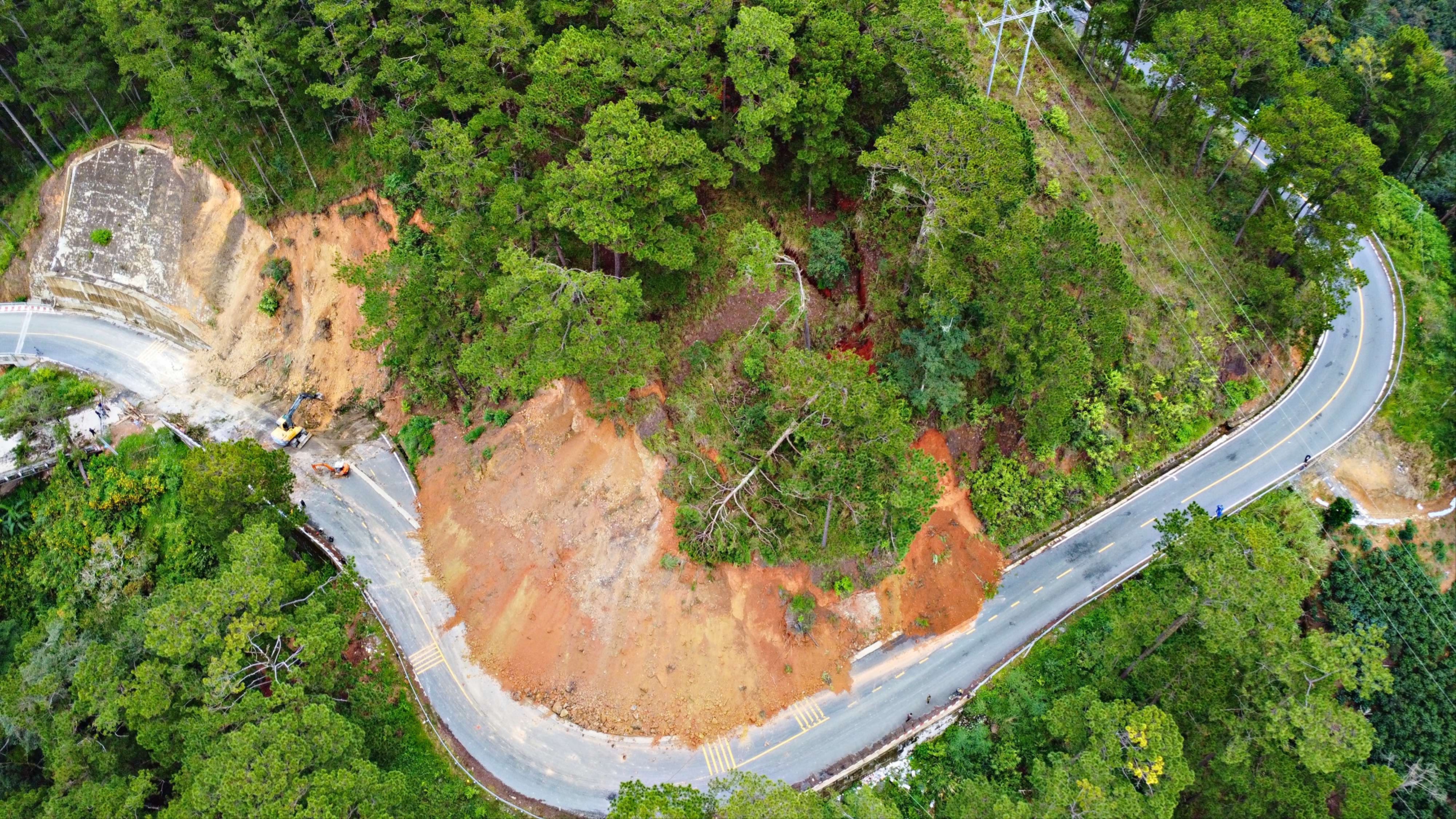 Cận cảnh đèo D'ran sạt lở nặng, quốc lộ 20 chưa thể thông tuyến