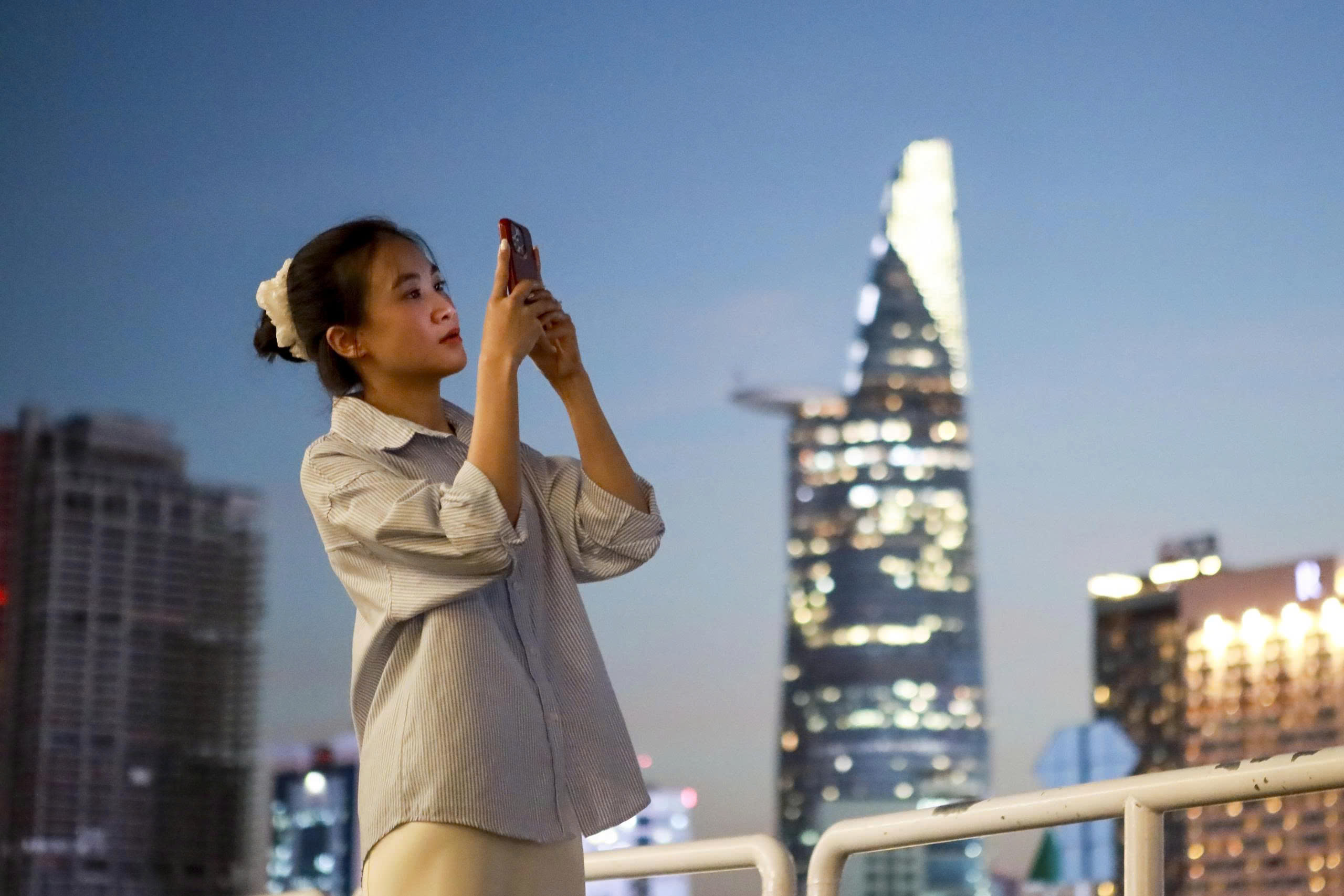 Thú vui chụp ảnh lưu lại 'sắc màu mới' của TP.HCM