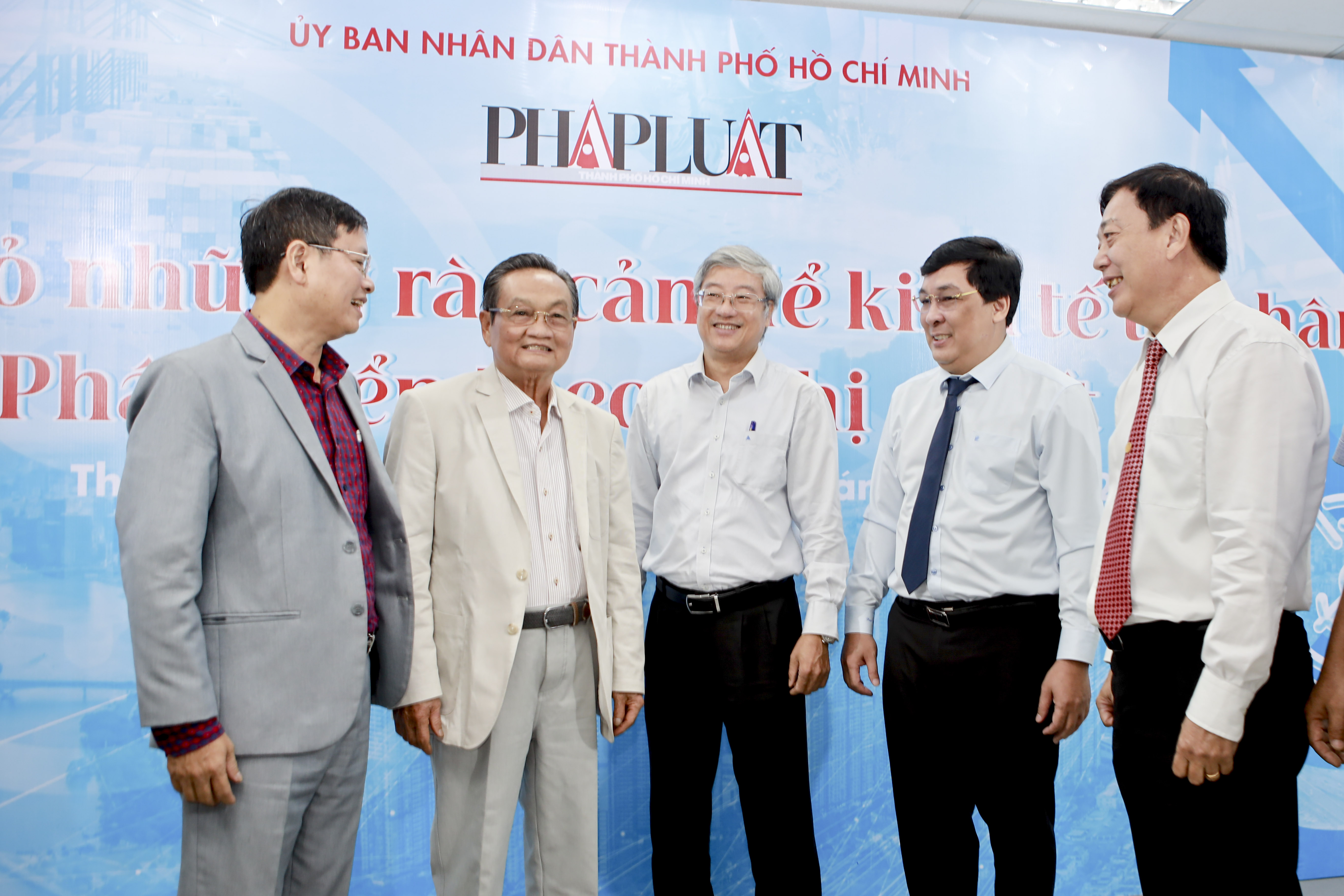 Sôi nổi góp ý tháo gỡ khó khăn để phát triển kinh tế tư nhân