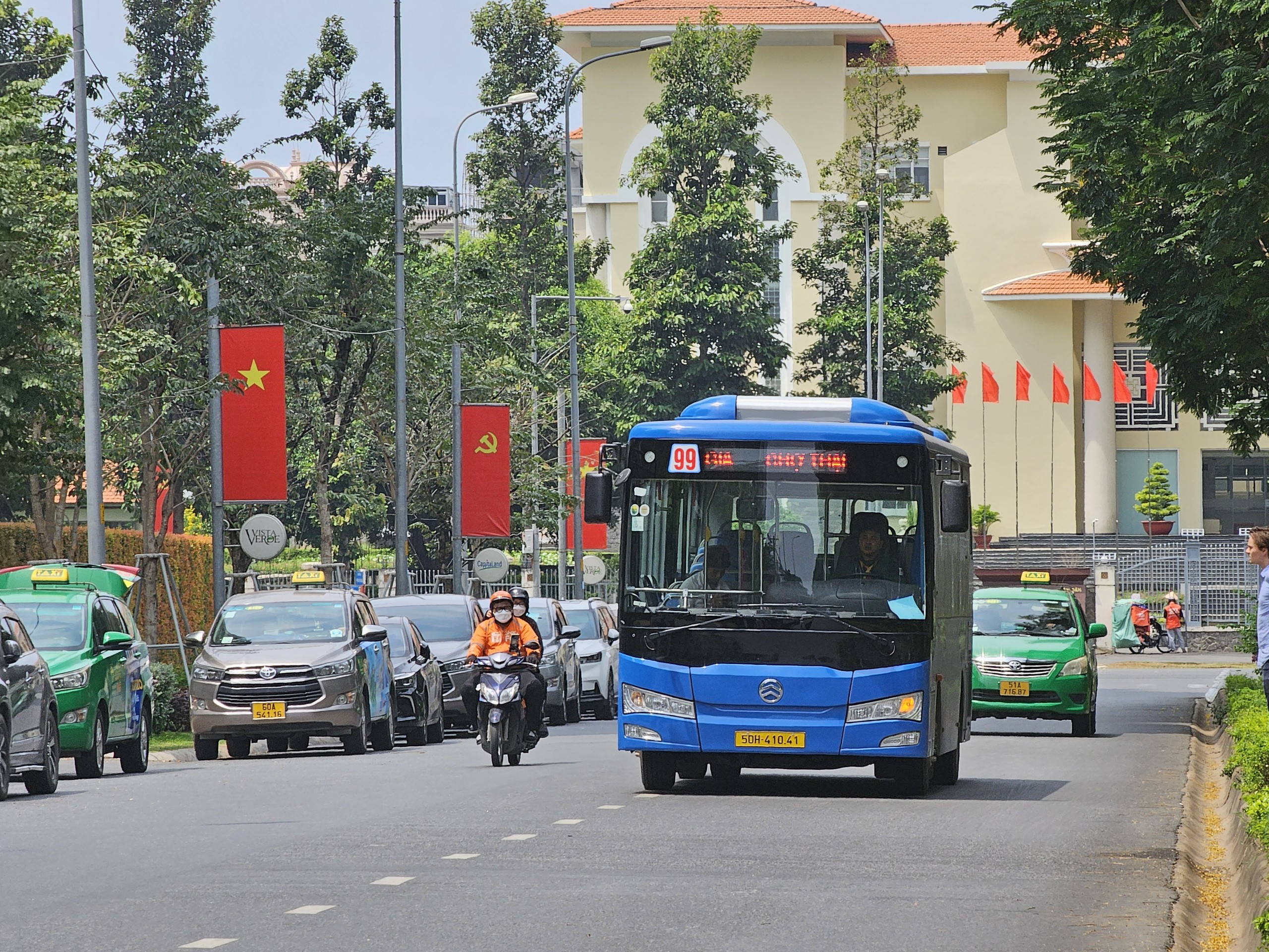 Người dân bất ngờ, thích thú khi đi xe buýt mới tại TP.HCM