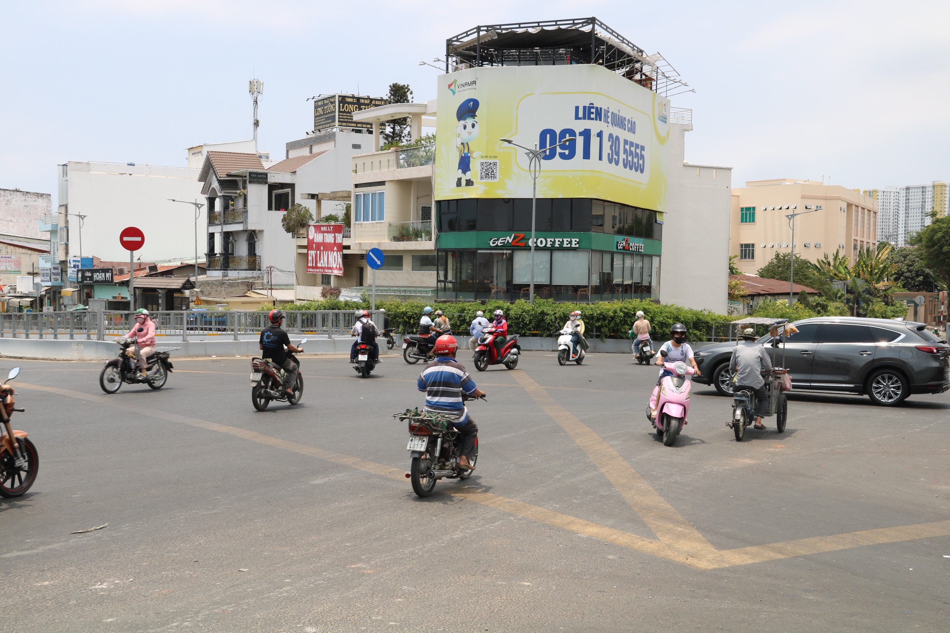 Ngã tư cầu vượt Phạm Văn Chí - Nguyễn Văn Luông bất ổn vì không có đèn tín hiệu giao thông