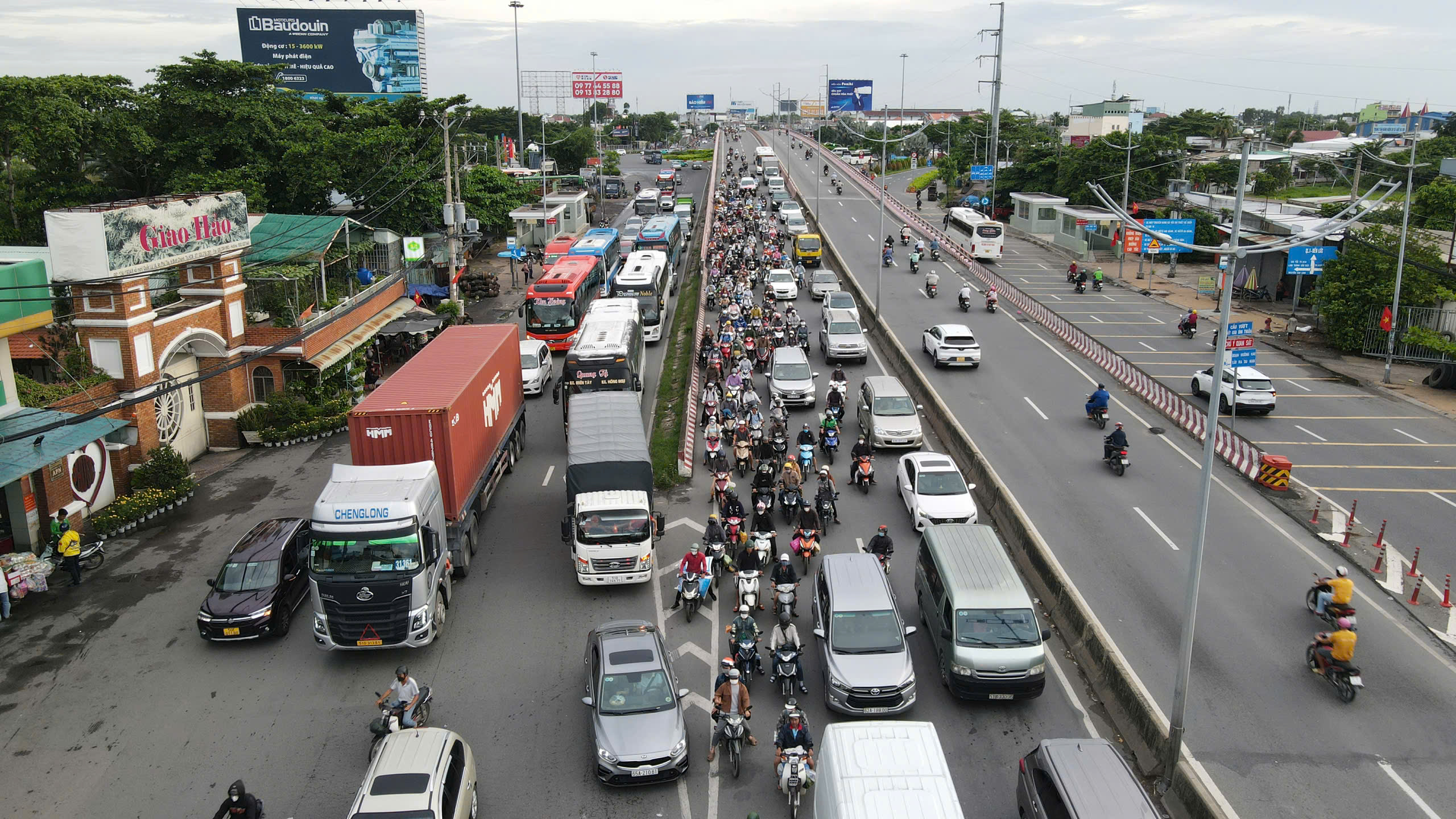 Dòng người quay lại TP.HCM tăng cao, các cửa ngõ đều ùn ứ