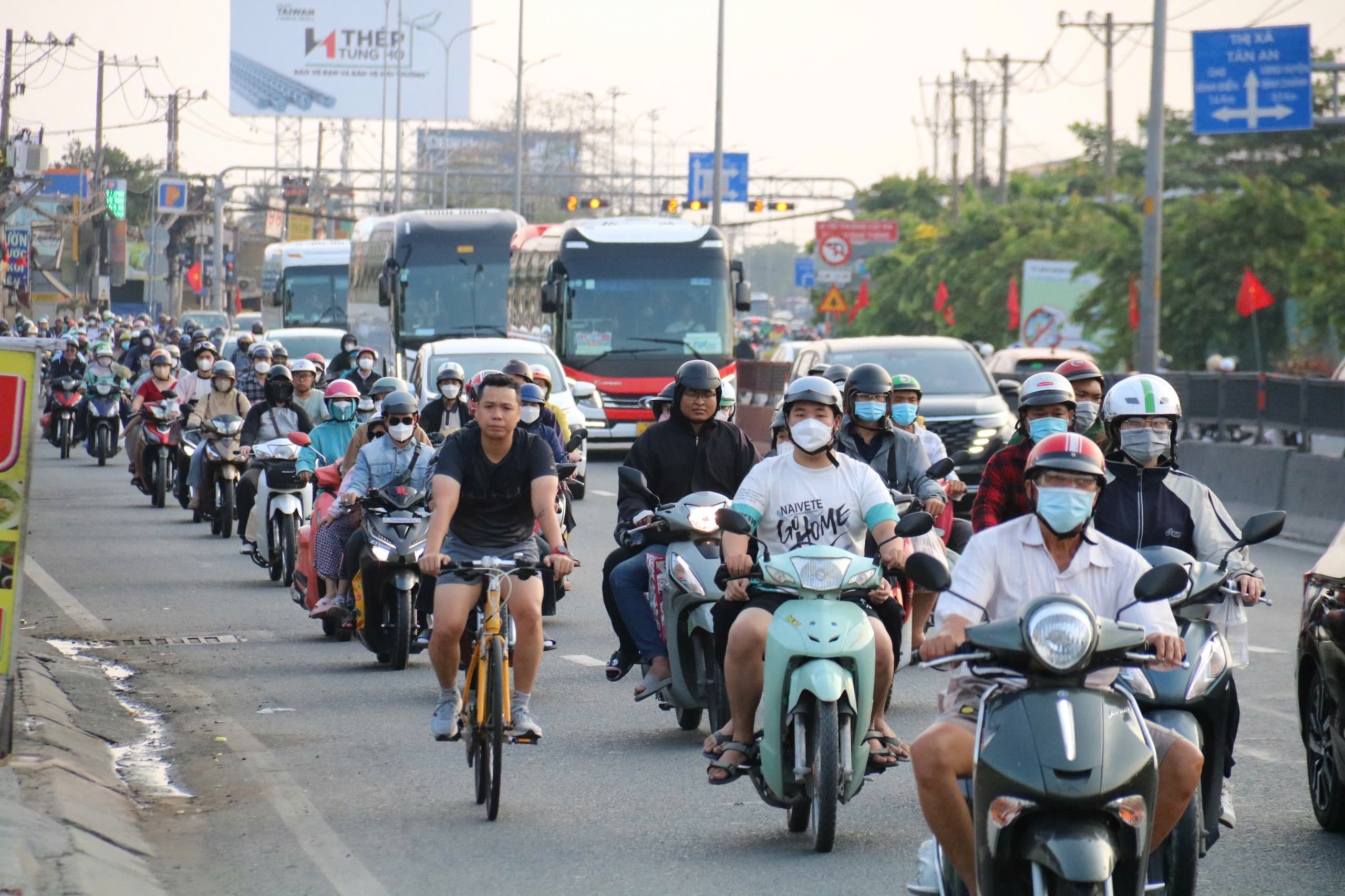 Chùm ảnh: Cửa ngõ phía Tây TP.HCM bắt đầu đông xe chiều mùng 5 Tết