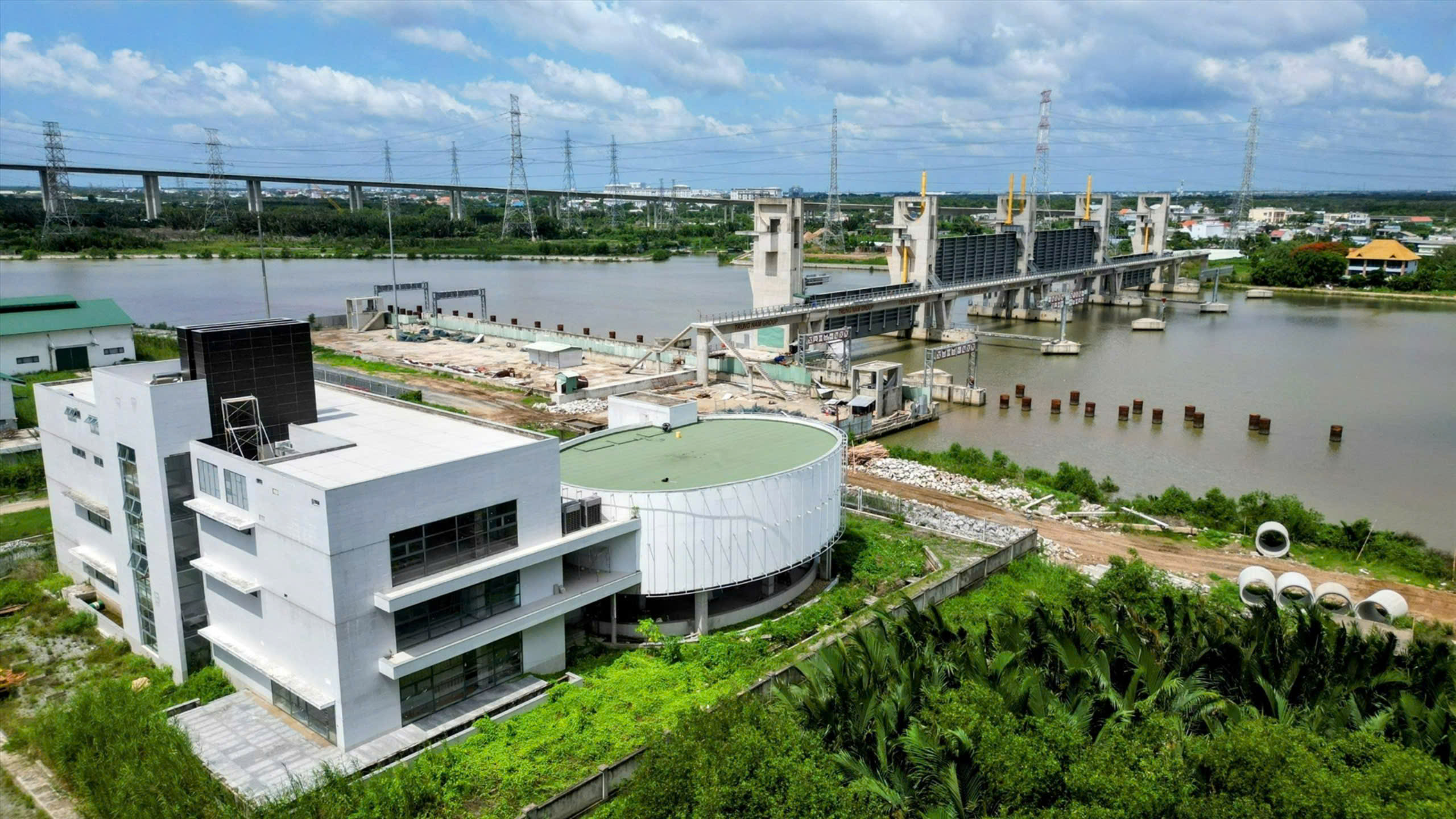 Nỗ lực gỡ vướng cho dự án ngăn triều 10.000 tỉ