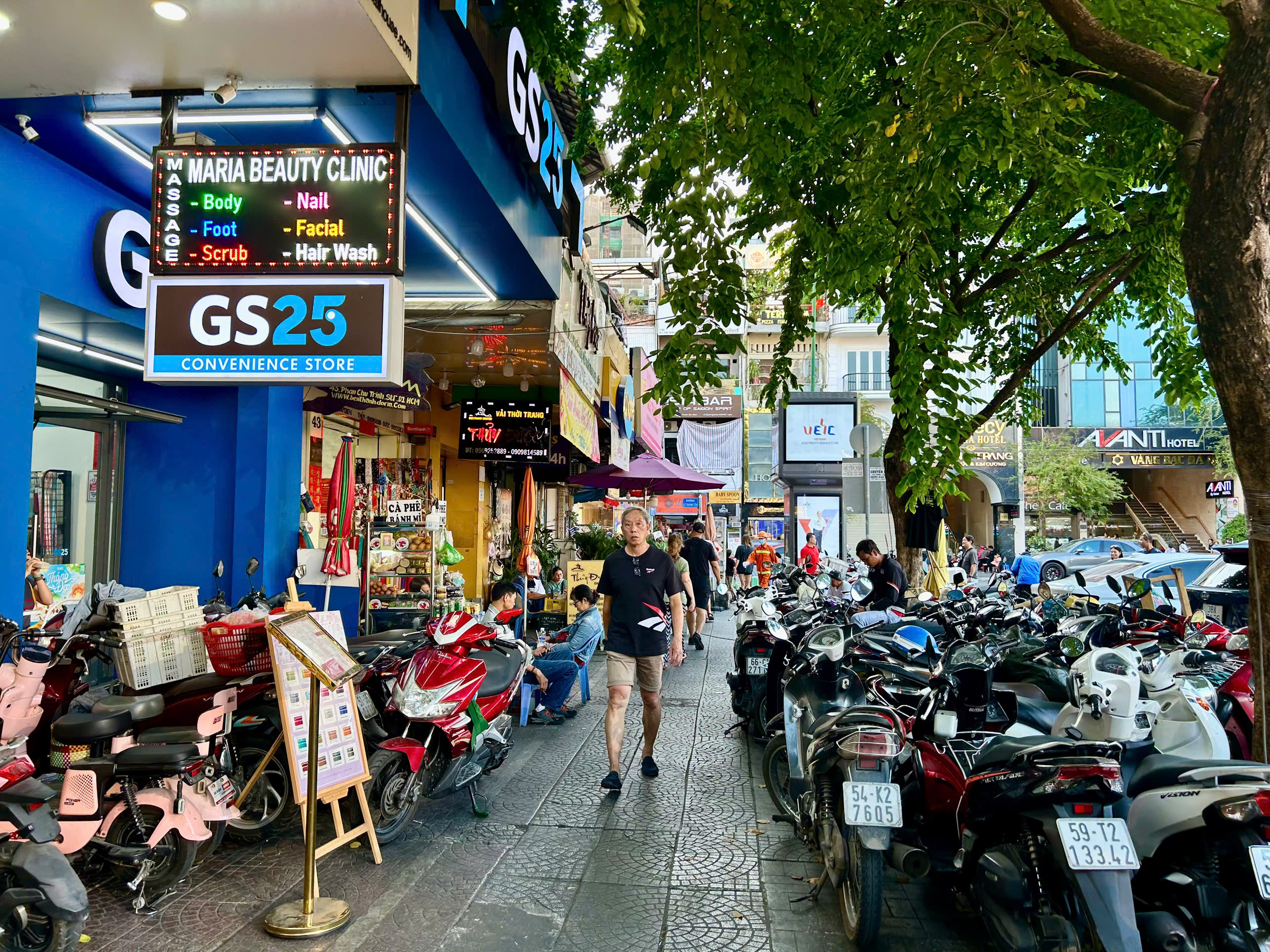 Vì sao thu phí vỉa hè, lòng đường ở TP.HCM nơi làm được nơi gặp khó?