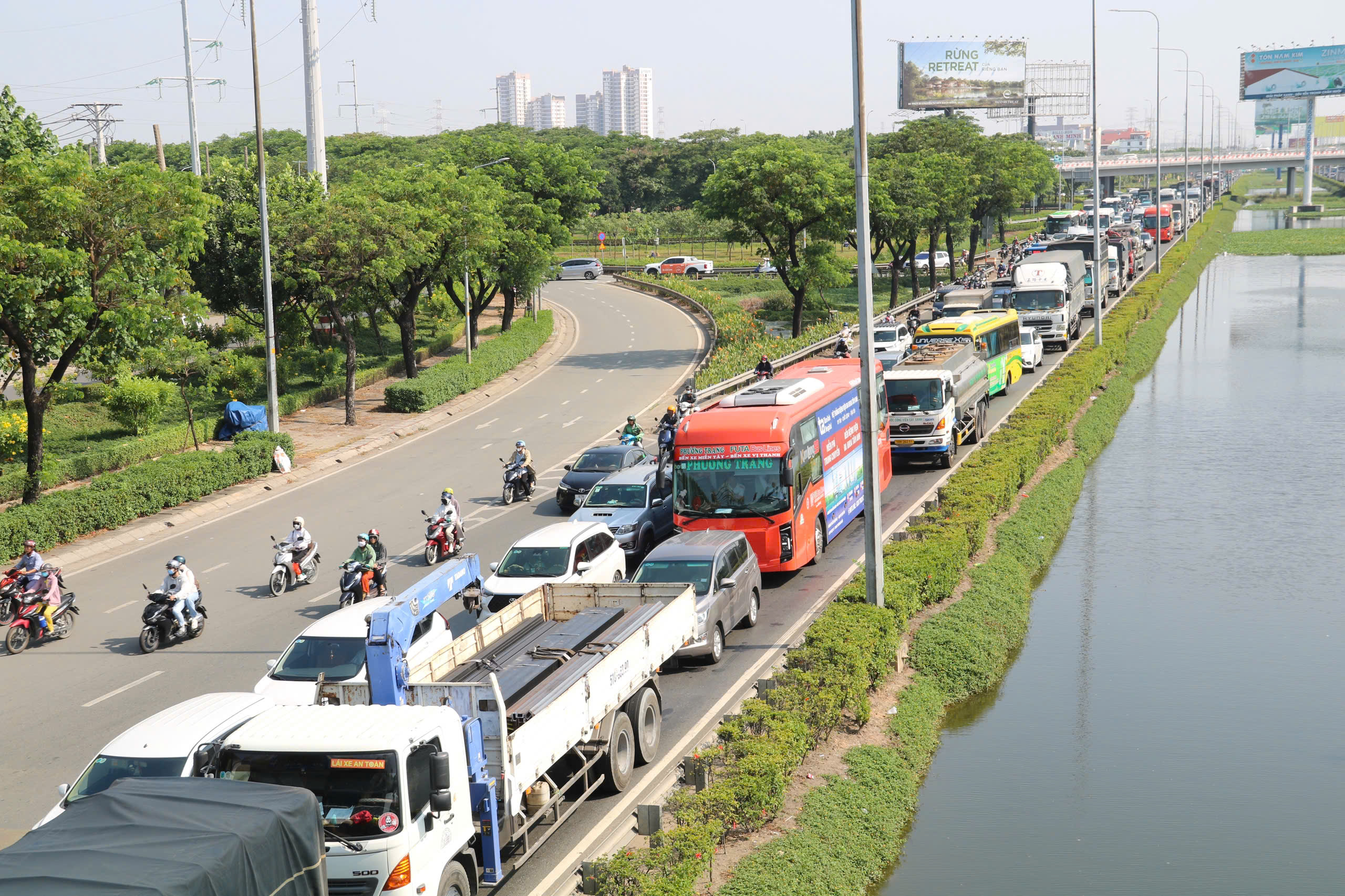 Cửa ngõ phía Đông, Tây TP.HCM ùn ứ ngày đầu nghỉ lễ