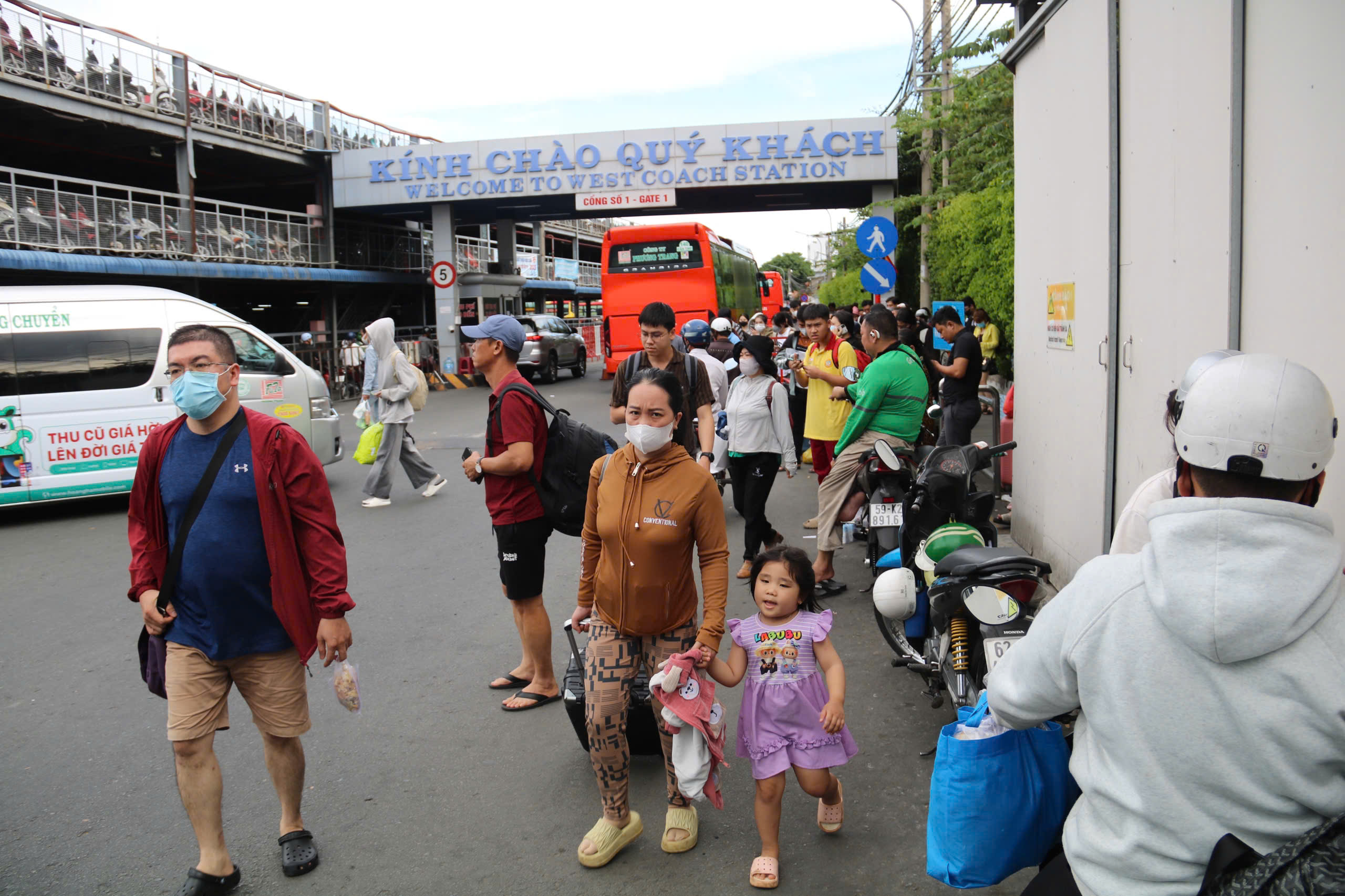 Dòng người từ miền Tây đang đổ về TP.HCM sau kỳ nghỉ lễ