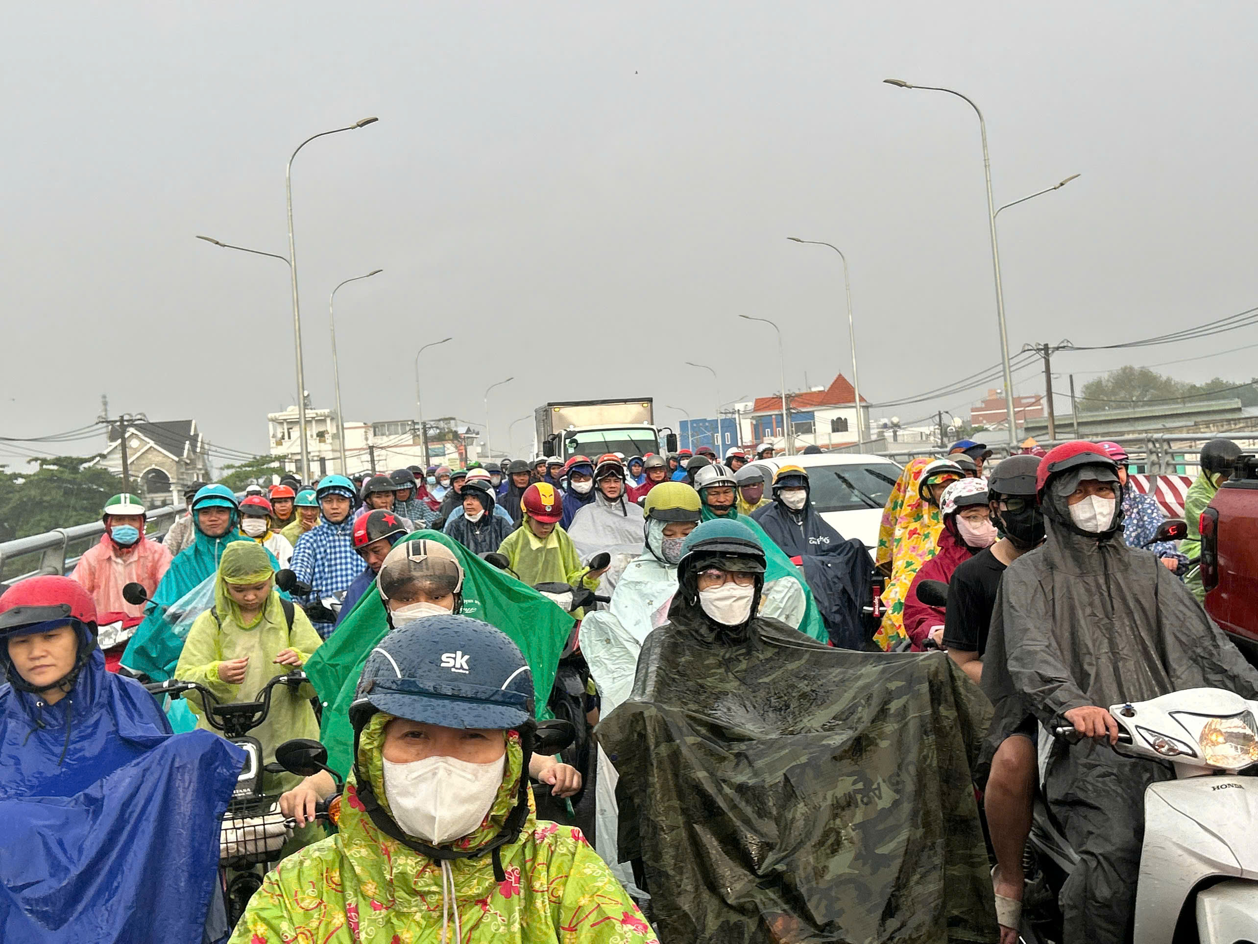 Mưa lớn trút xuống TP.HCM: Nhiều nơi đường ùn ứ, nước lênh láng